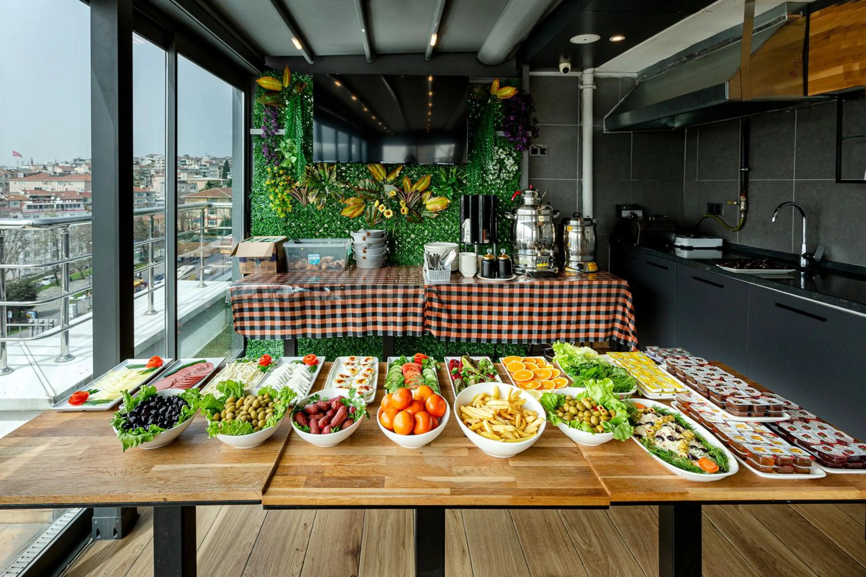 Kitchen or kitchenette in Santra Hotel