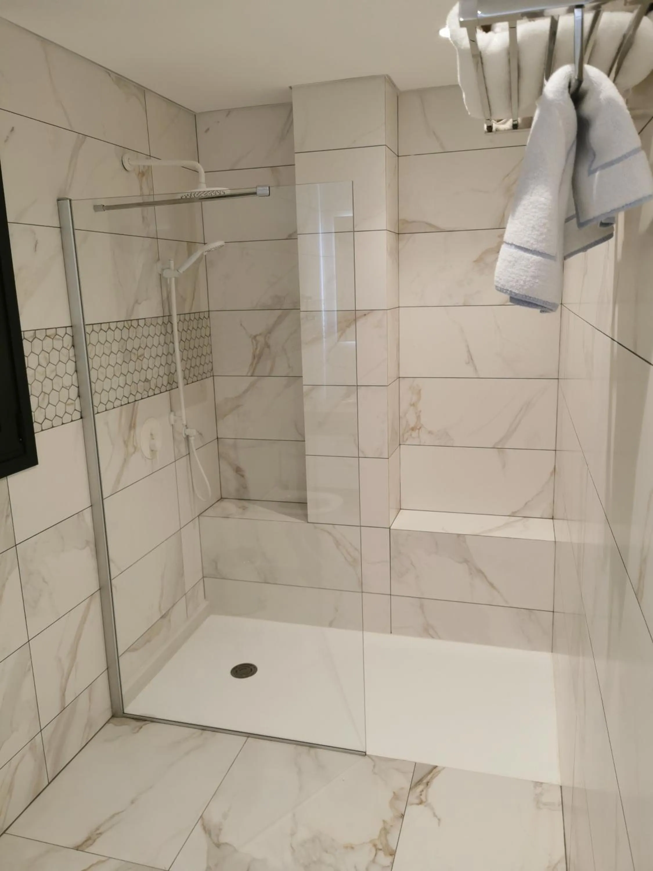 Bathroom in Y & P LATCHI HOTEL