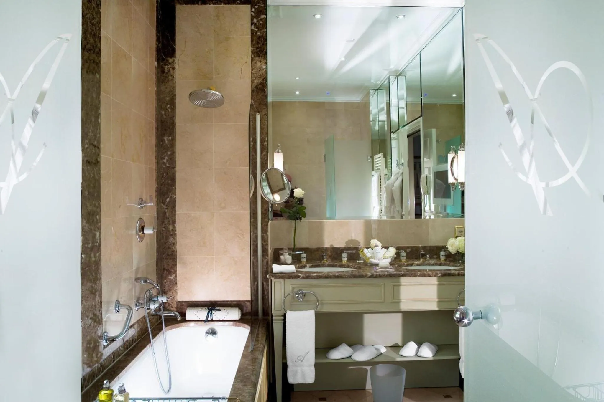 Bedroom in Hotel d'Angleterre