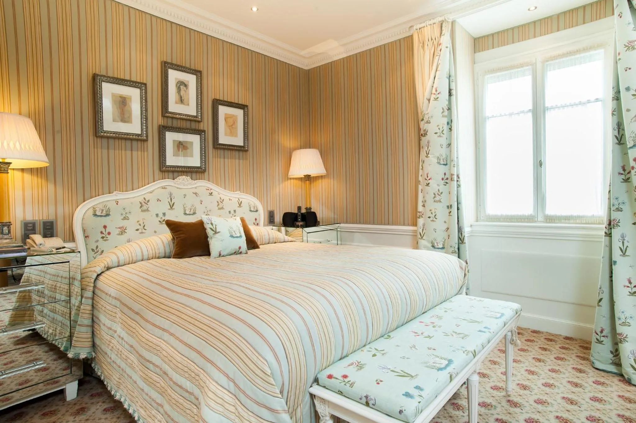 Bedroom, Bed in Hotel d'Angleterre