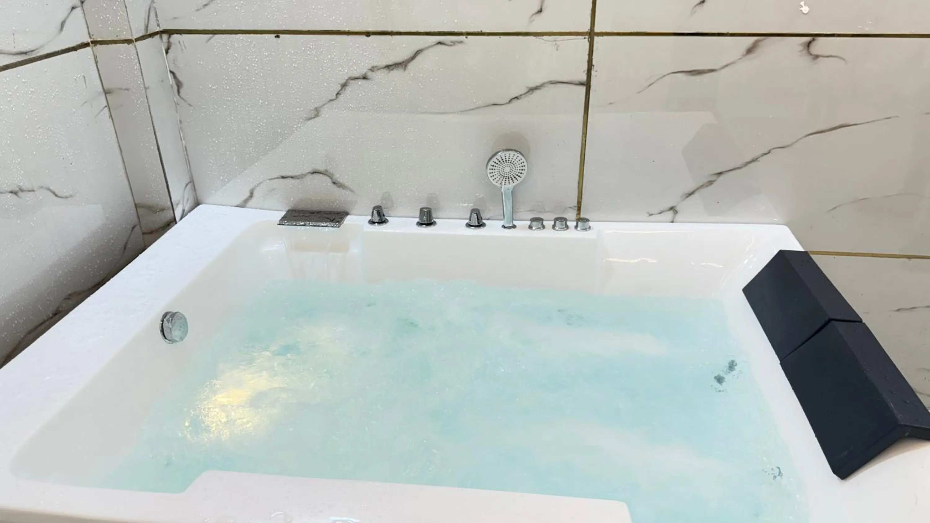 Hot Tub in Bundeli Farm Resort & Banquet Orchha