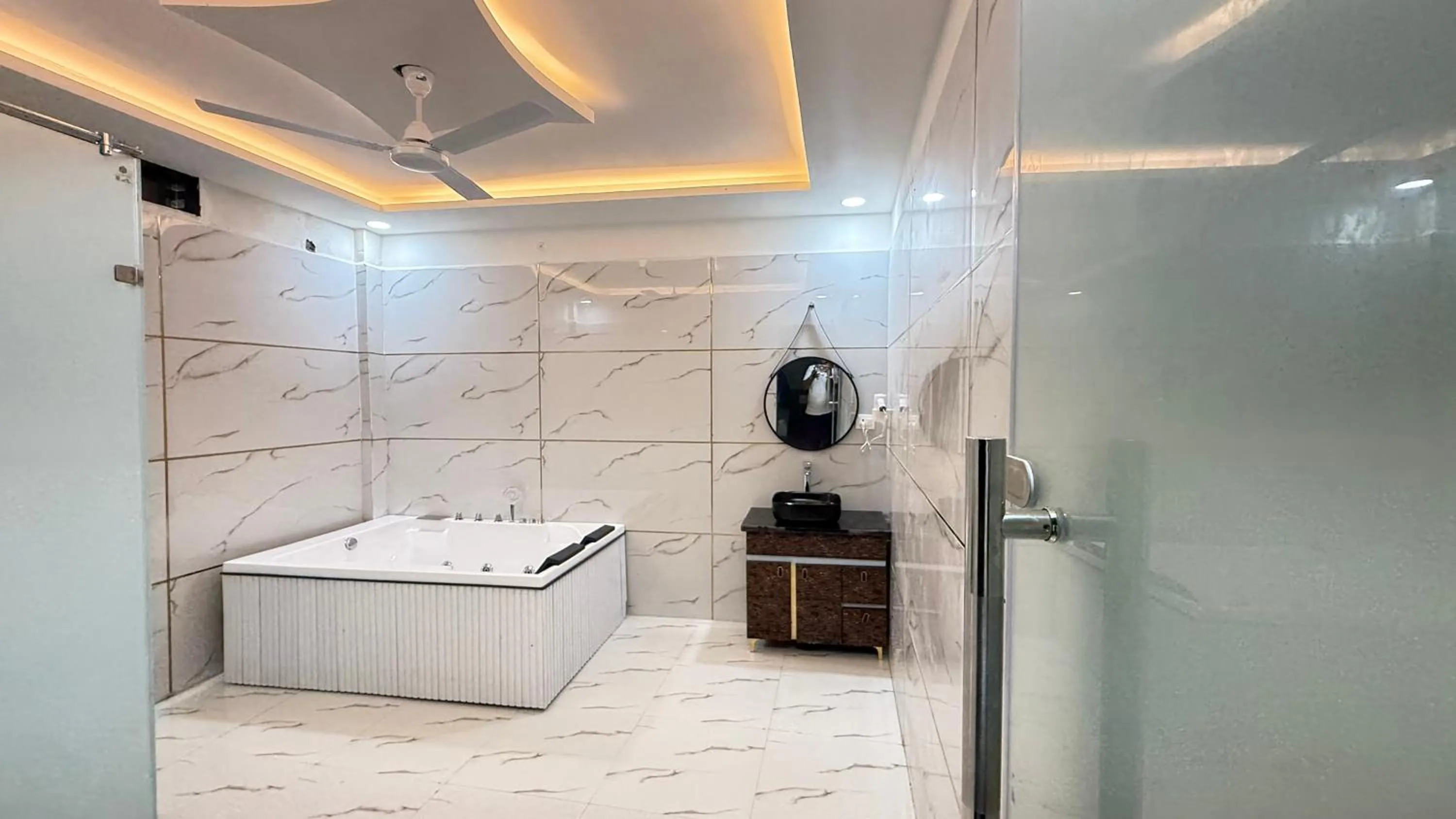 Shower in Bundeli Farm Resort & Banquet Orchha