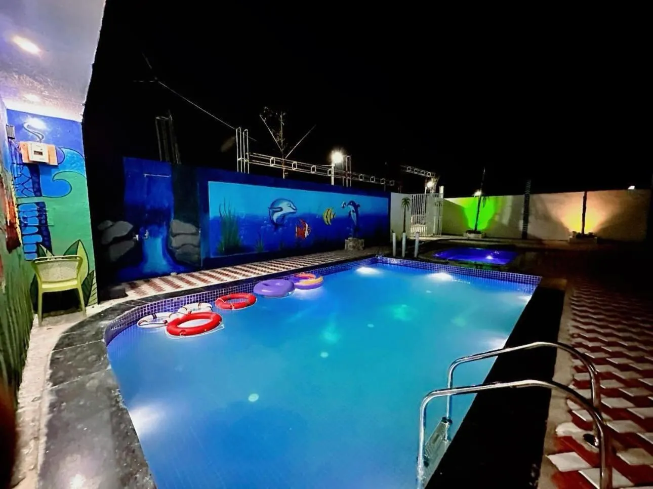 Swimming pool in Bundeli Farm Resort & Banquet Orchha