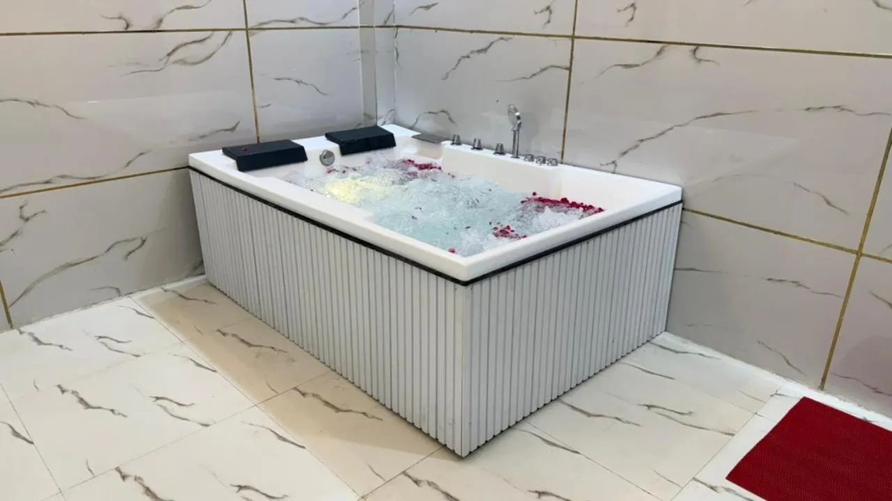 Bath in Bundeli Farm Resort & Banquet Orchha