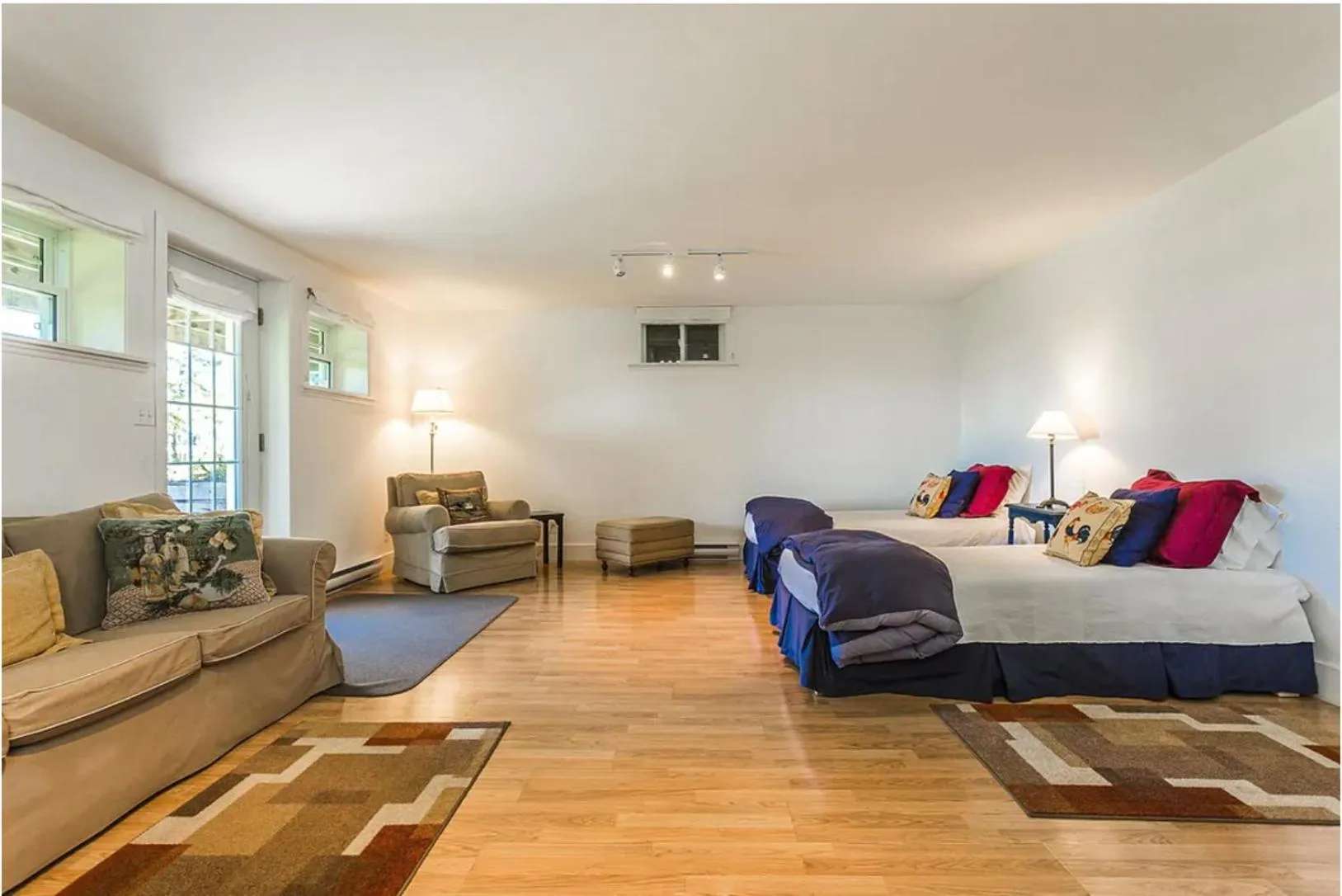 North House - Lovely Lac-Brome 3 Bedroom Lakefront Cottage