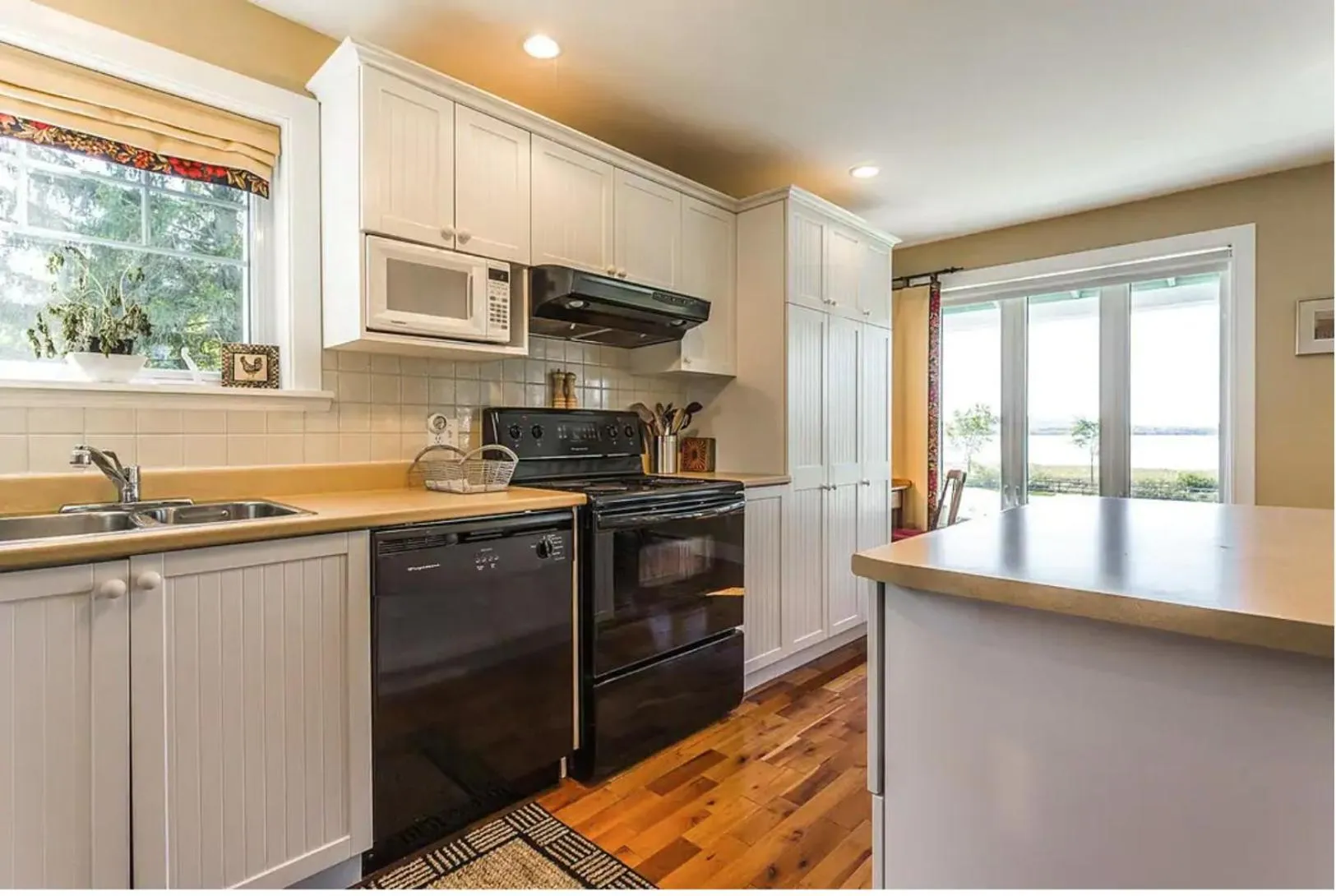 North House - Lovely Lac-Brome 3 Bedroom Lakefront Cottage