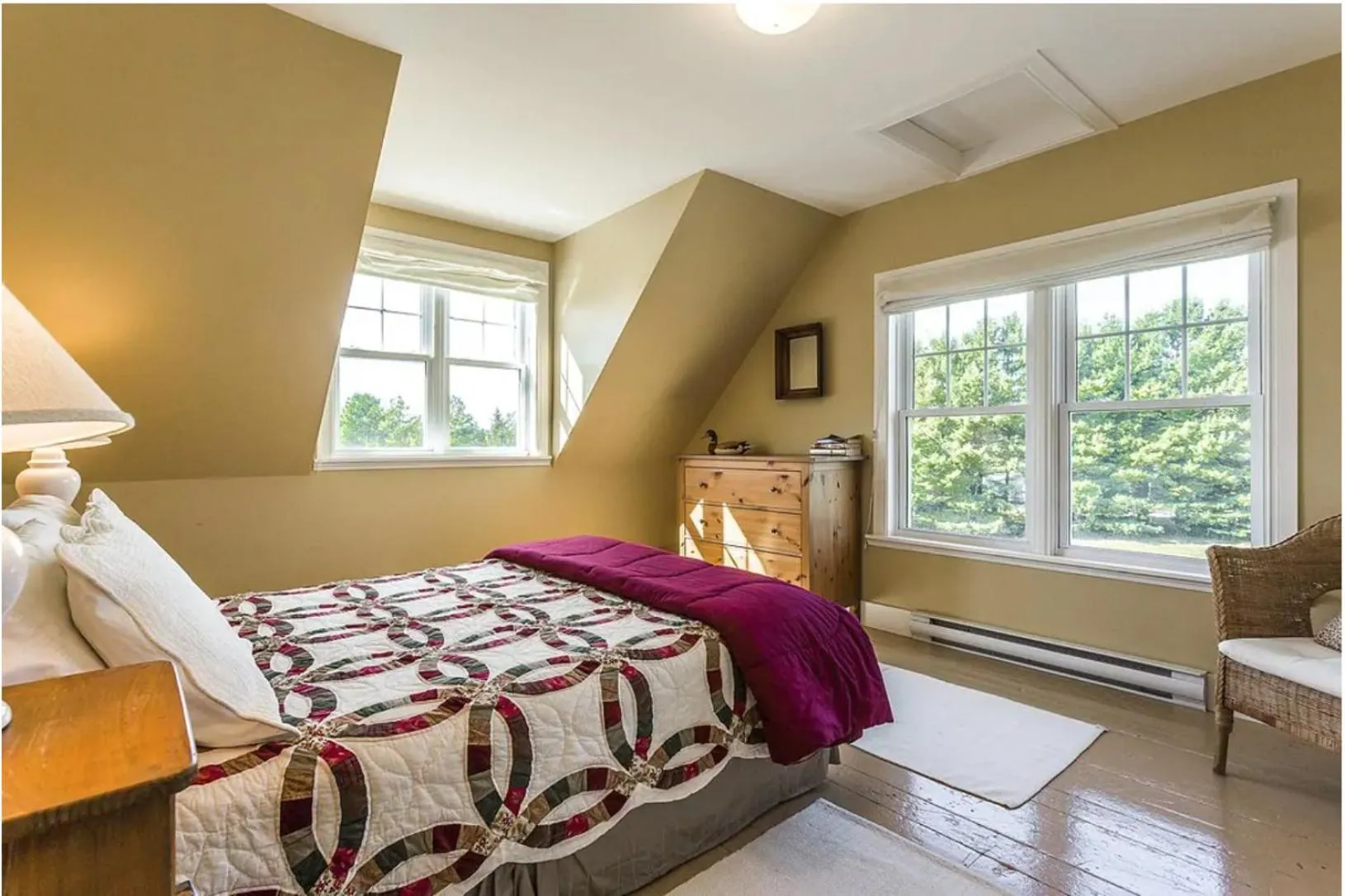 Bed in North House - Lovely Lac-Brome 3 Bedroom Lakefront Cottage