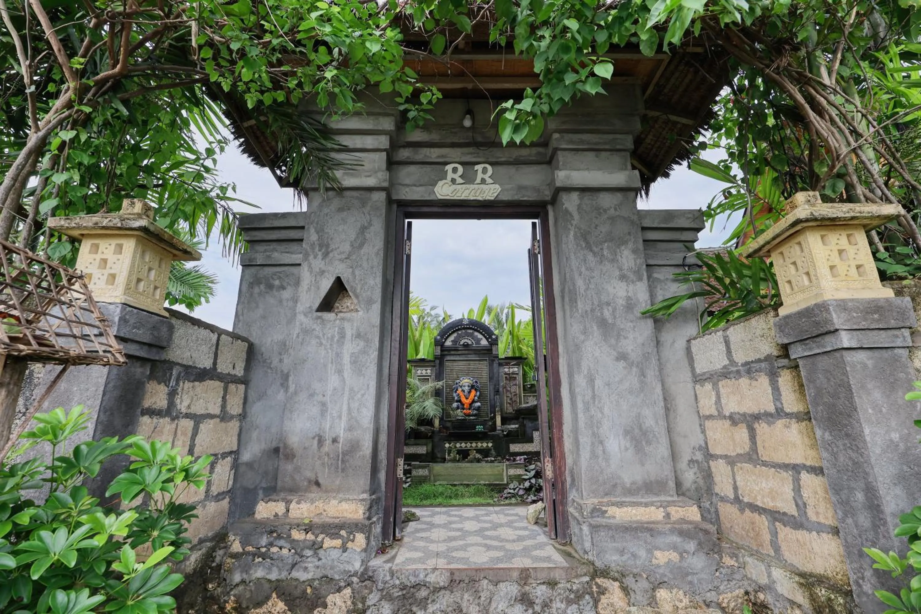 Facade/entrance in RR Cottage