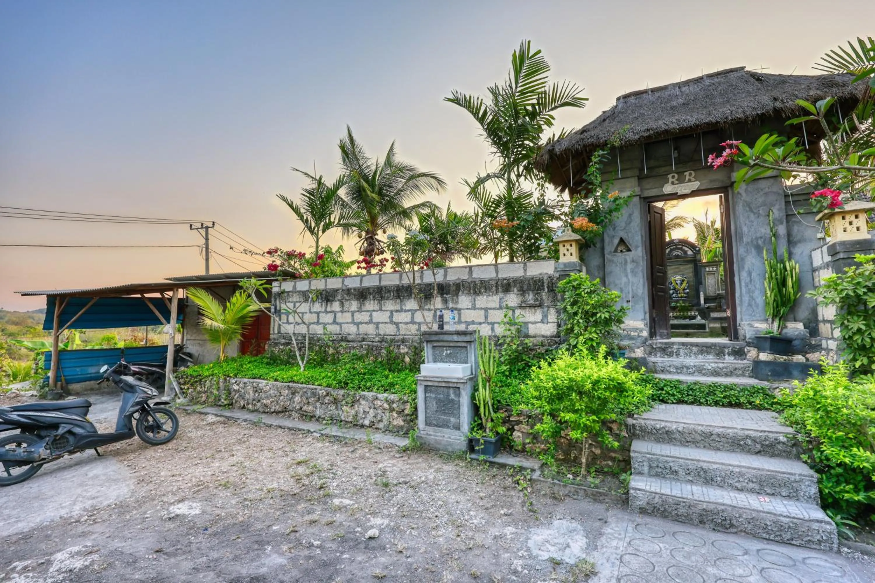 Facade/entrance in RR Cottage