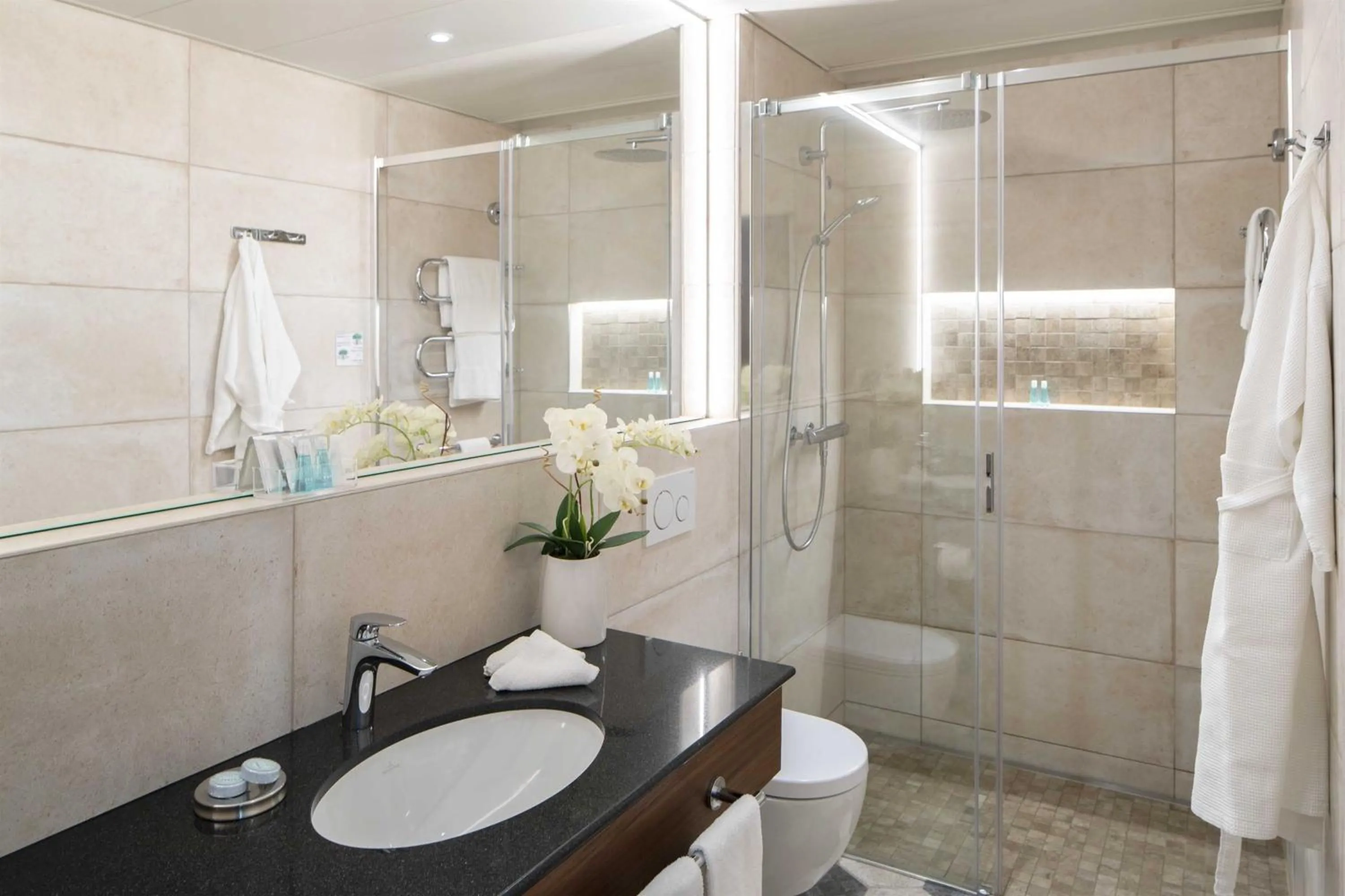 Bathroom in International au Lac Historic Lakeside Hotel