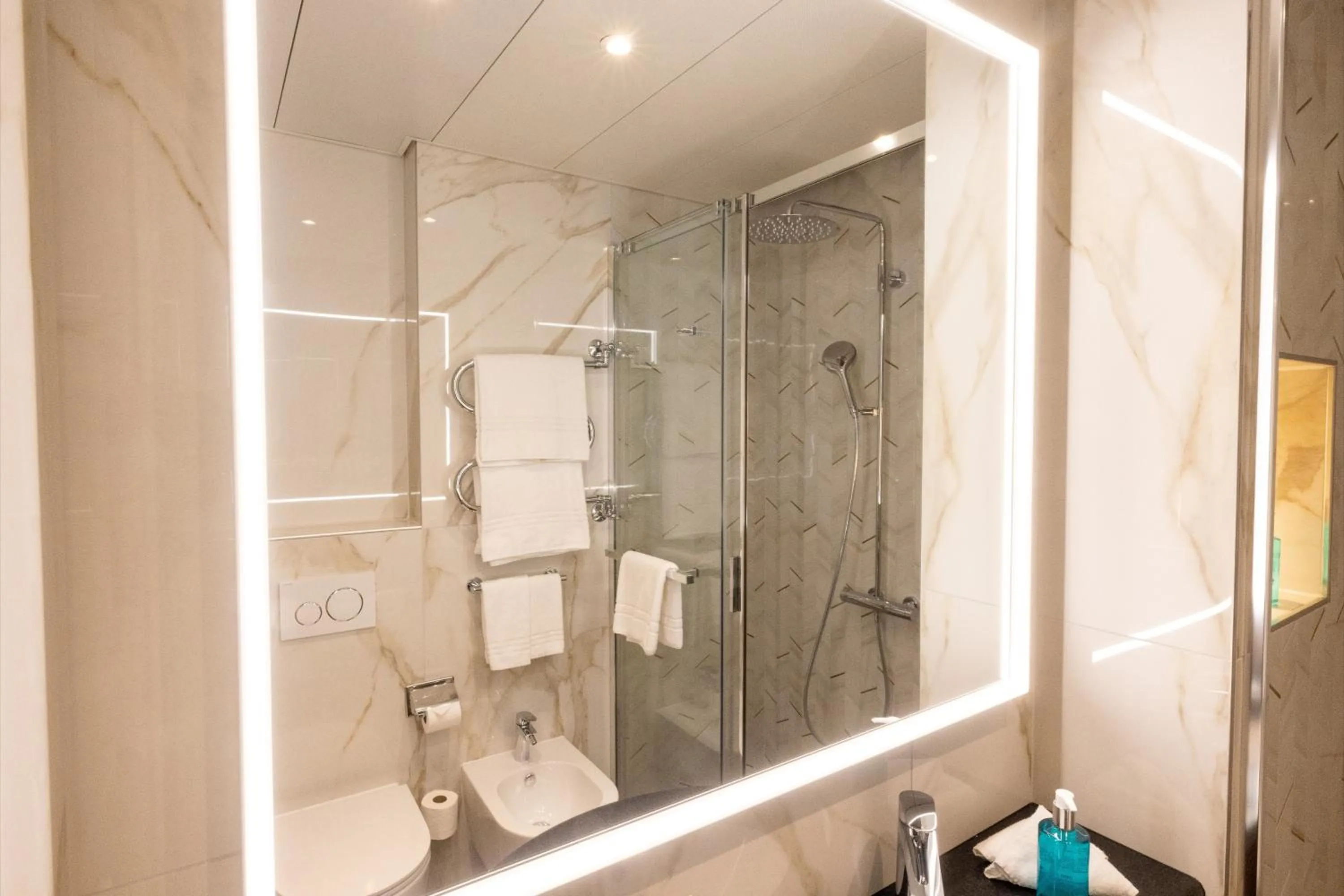 Bathroom in International au Lac Historic Lakeside Hotel