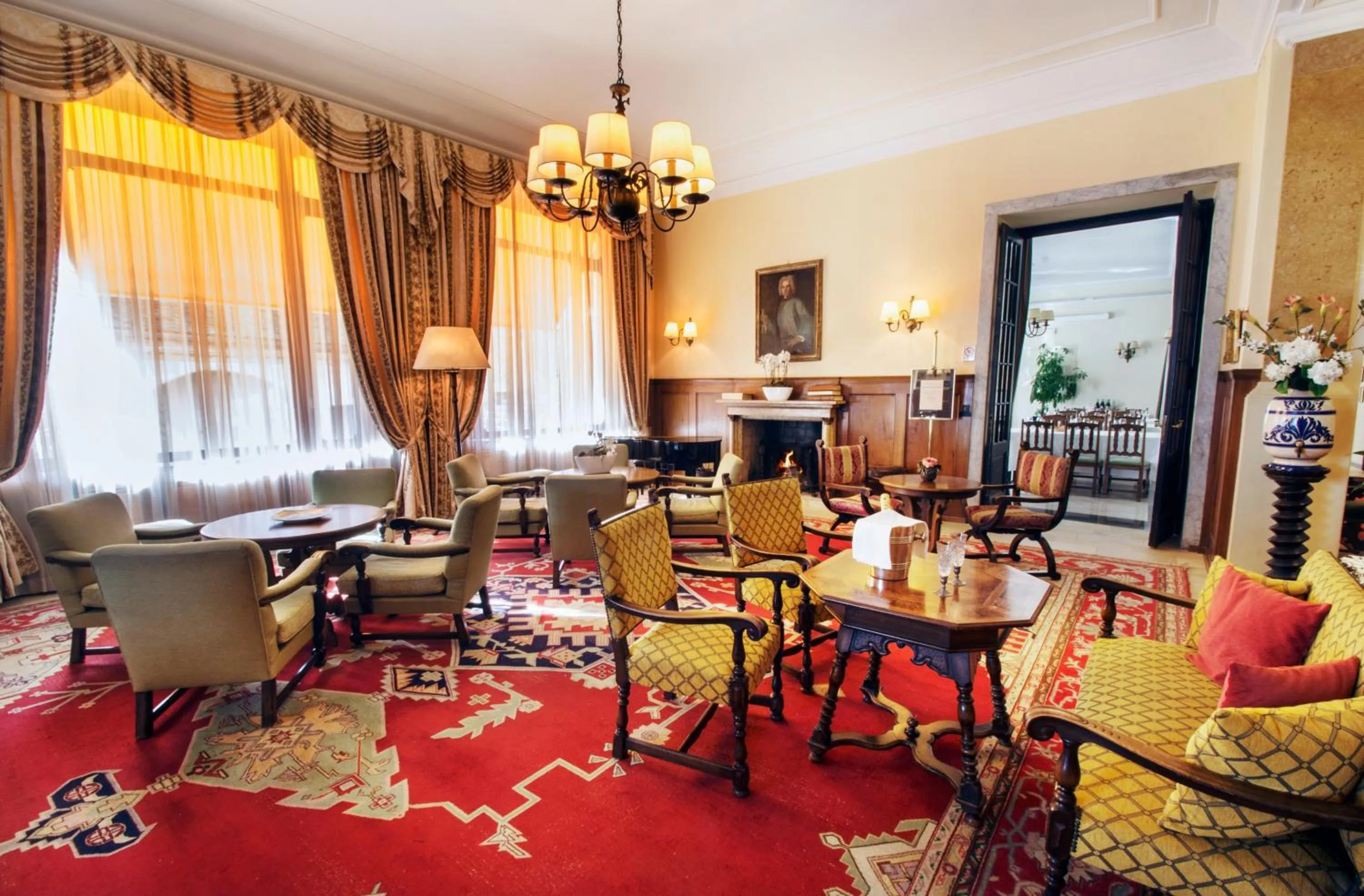 Restaurant/places to eat in International au Lac Historic Lakeside Hotel