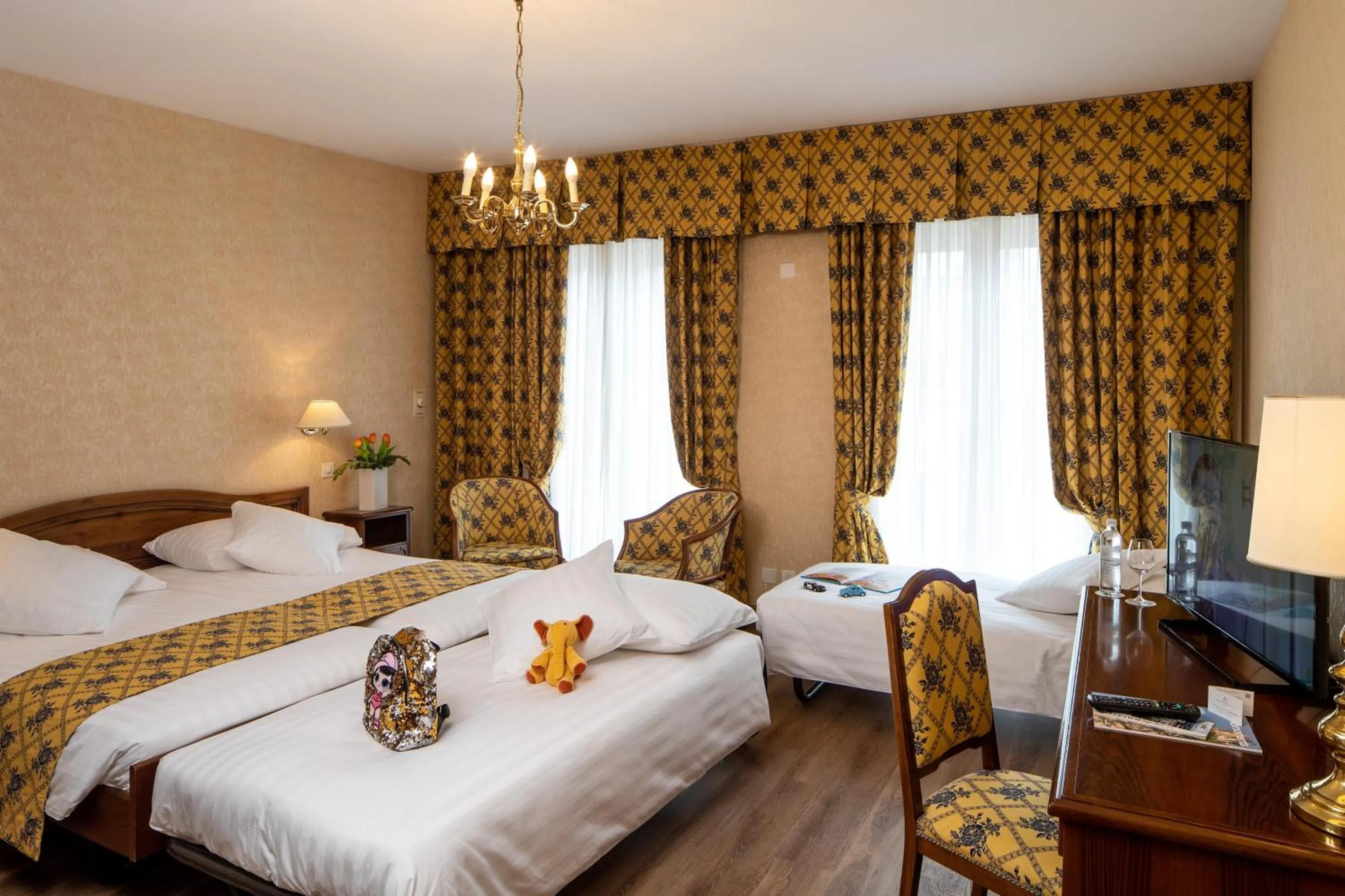 View (from property/room), Bed in International au Lac Historic Lakeside Hotel