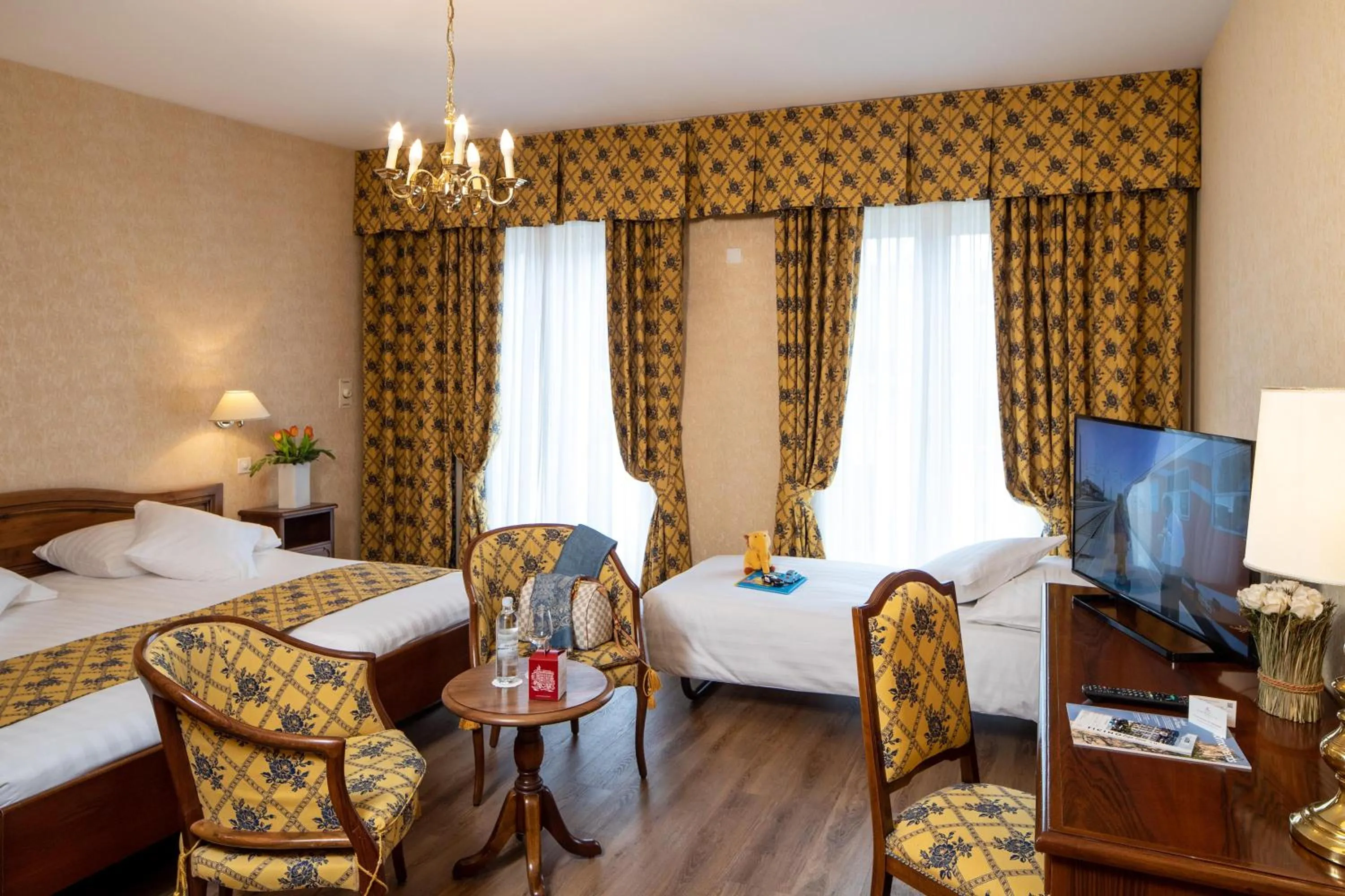 View (from property/room), Bed in International au Lac Historic Lakeside Hotel