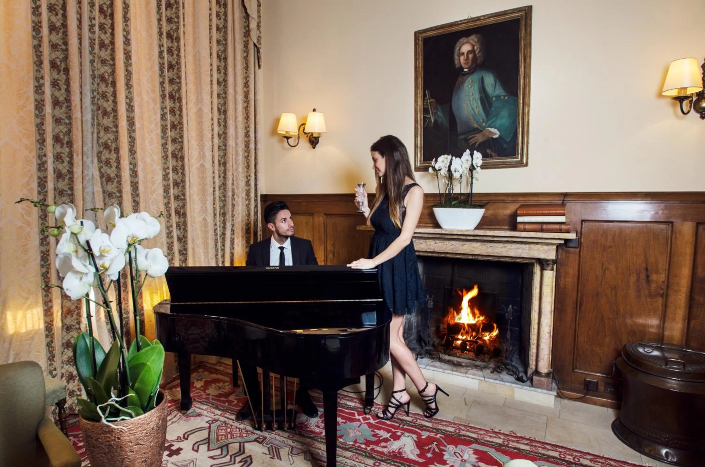 Lounge or bar in International au Lac Historic Lakeside Hotel