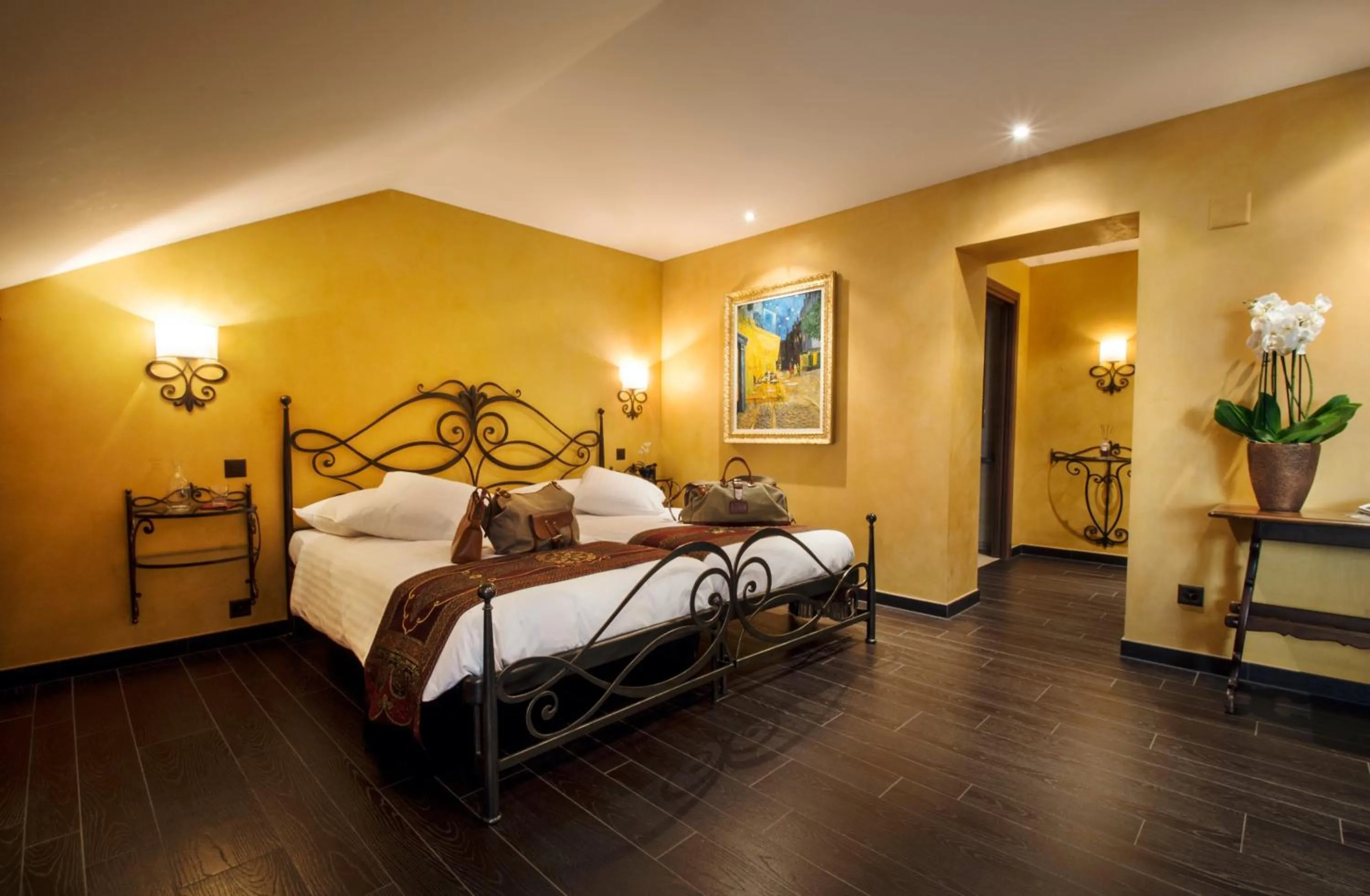 Photo of the whole room, Bed in International au Lac Historic Lakeside Hotel