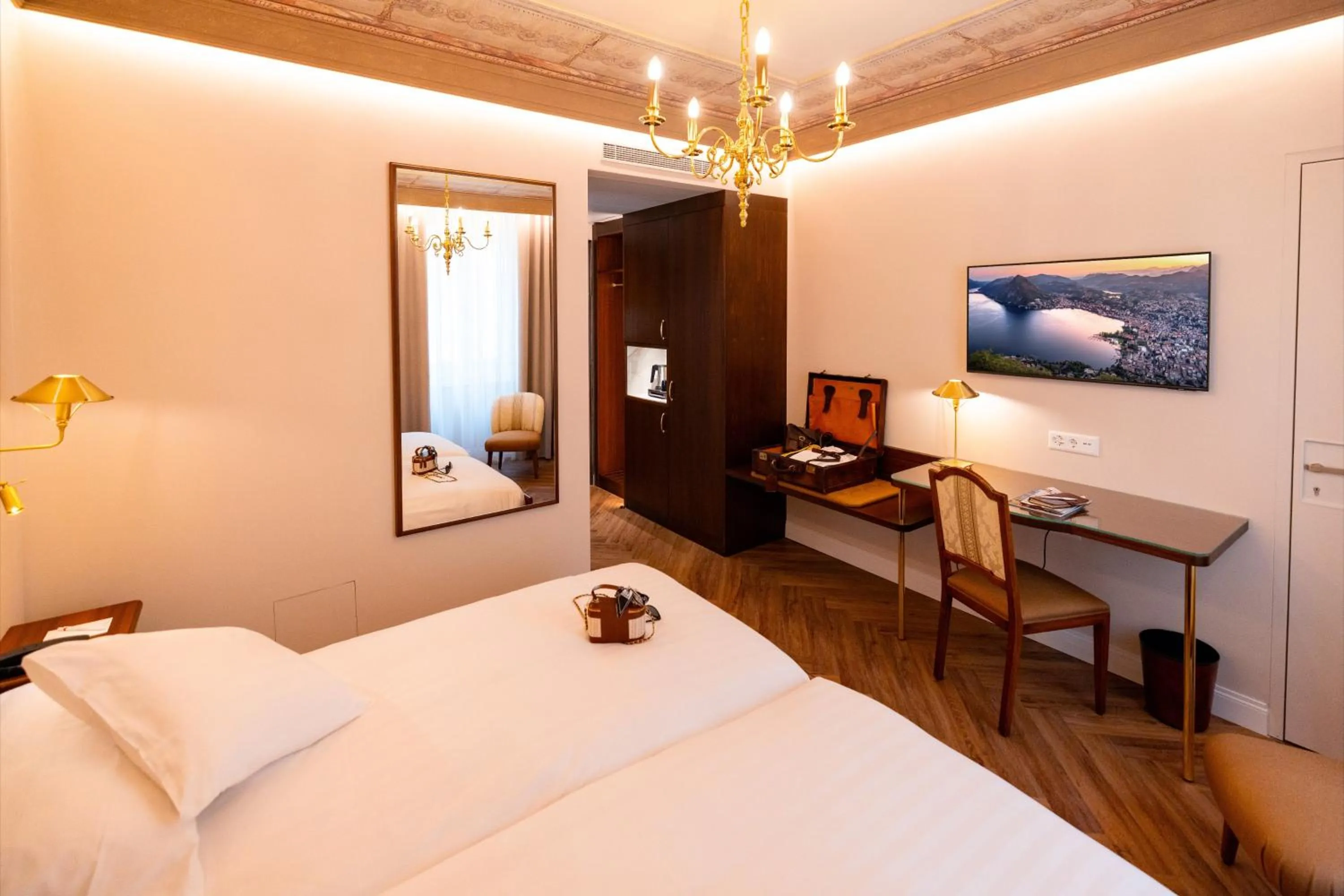 Bedroom, Bed in International au Lac Historic Lakeside Hotel