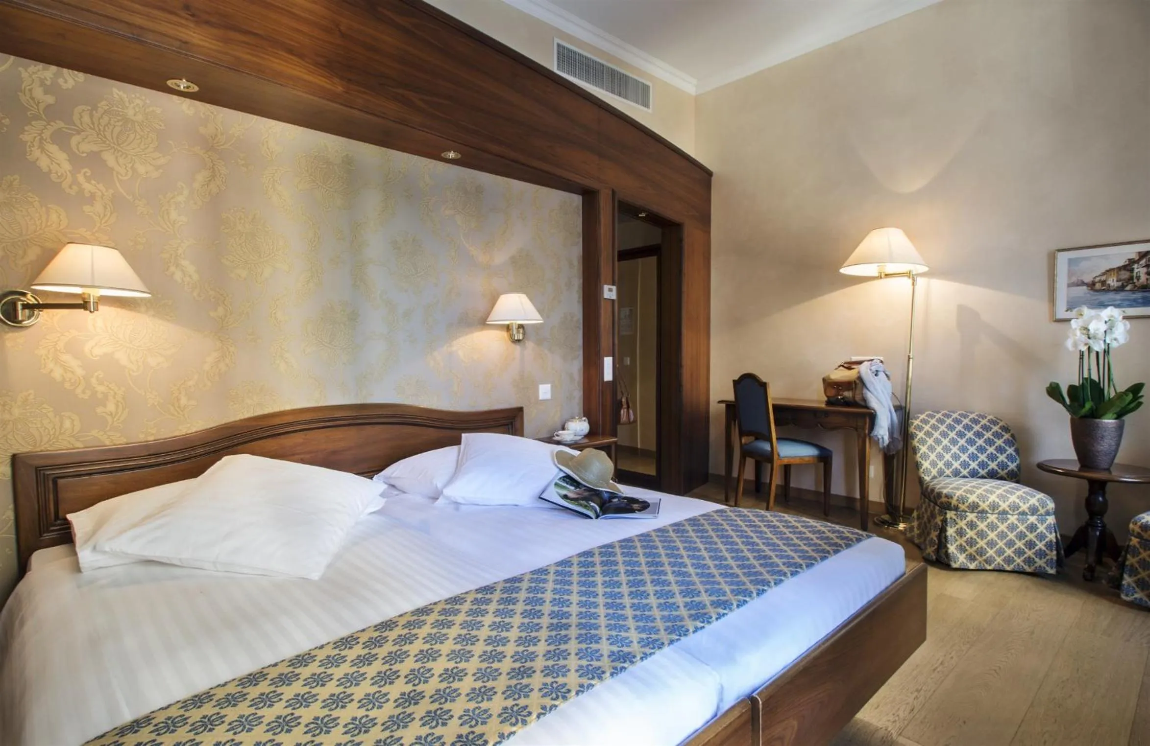 Bedroom, Bed in International au Lac Historic Lakeside Hotel