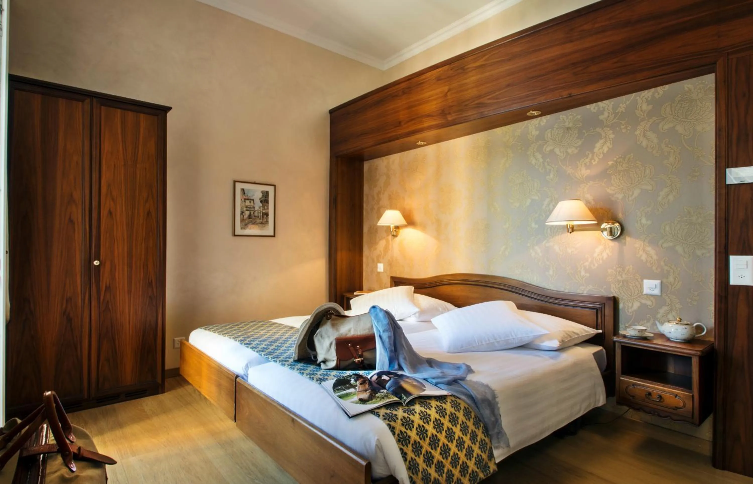 Photo of the whole room, Bed in International au Lac Historic Lakeside Hotel