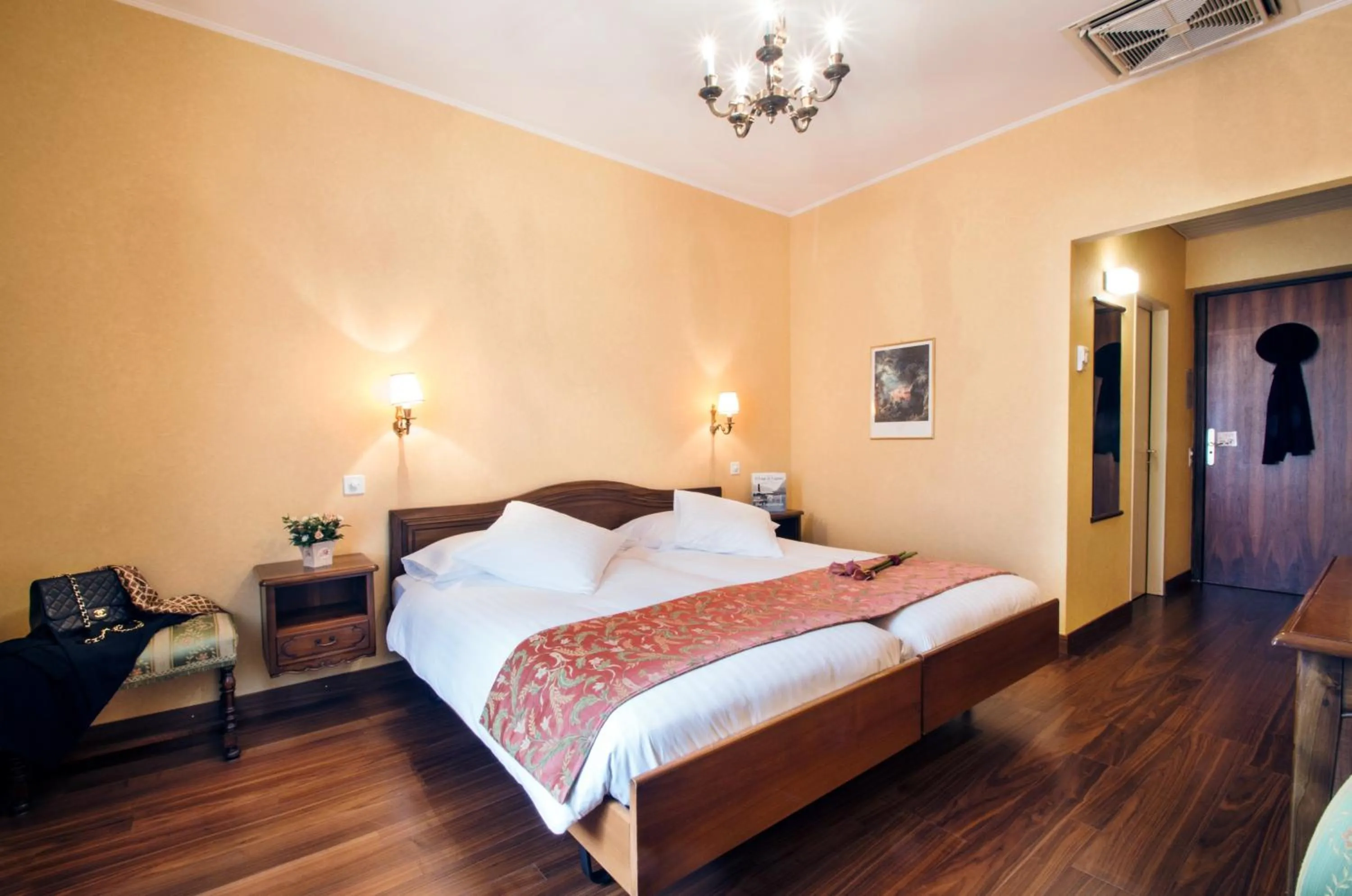 Photo of the whole room, Bed in International au Lac Historic Lakeside Hotel