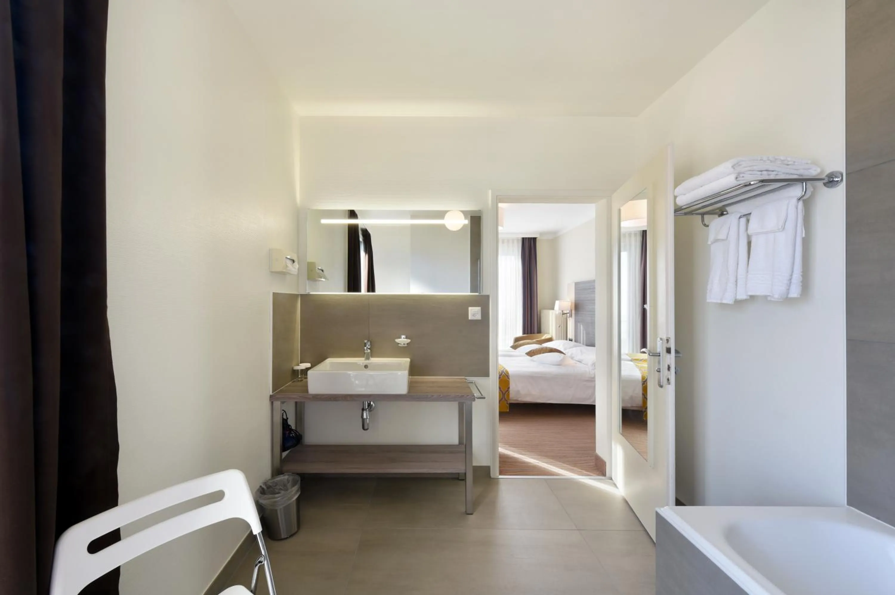 Bathroom, Bed in Hôtel Bellerive