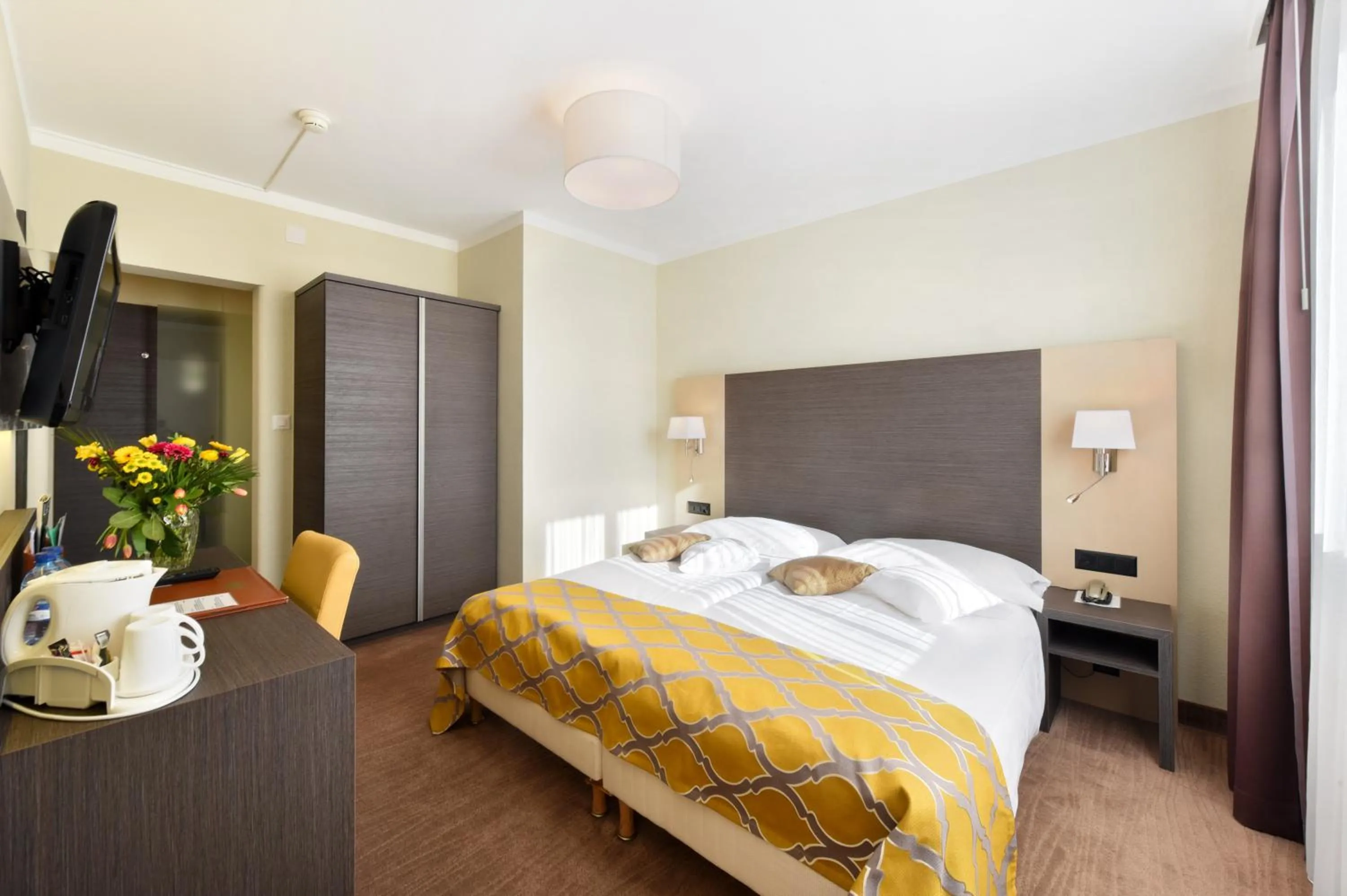 Photo of the whole room, Bed in Hôtel Bellerive