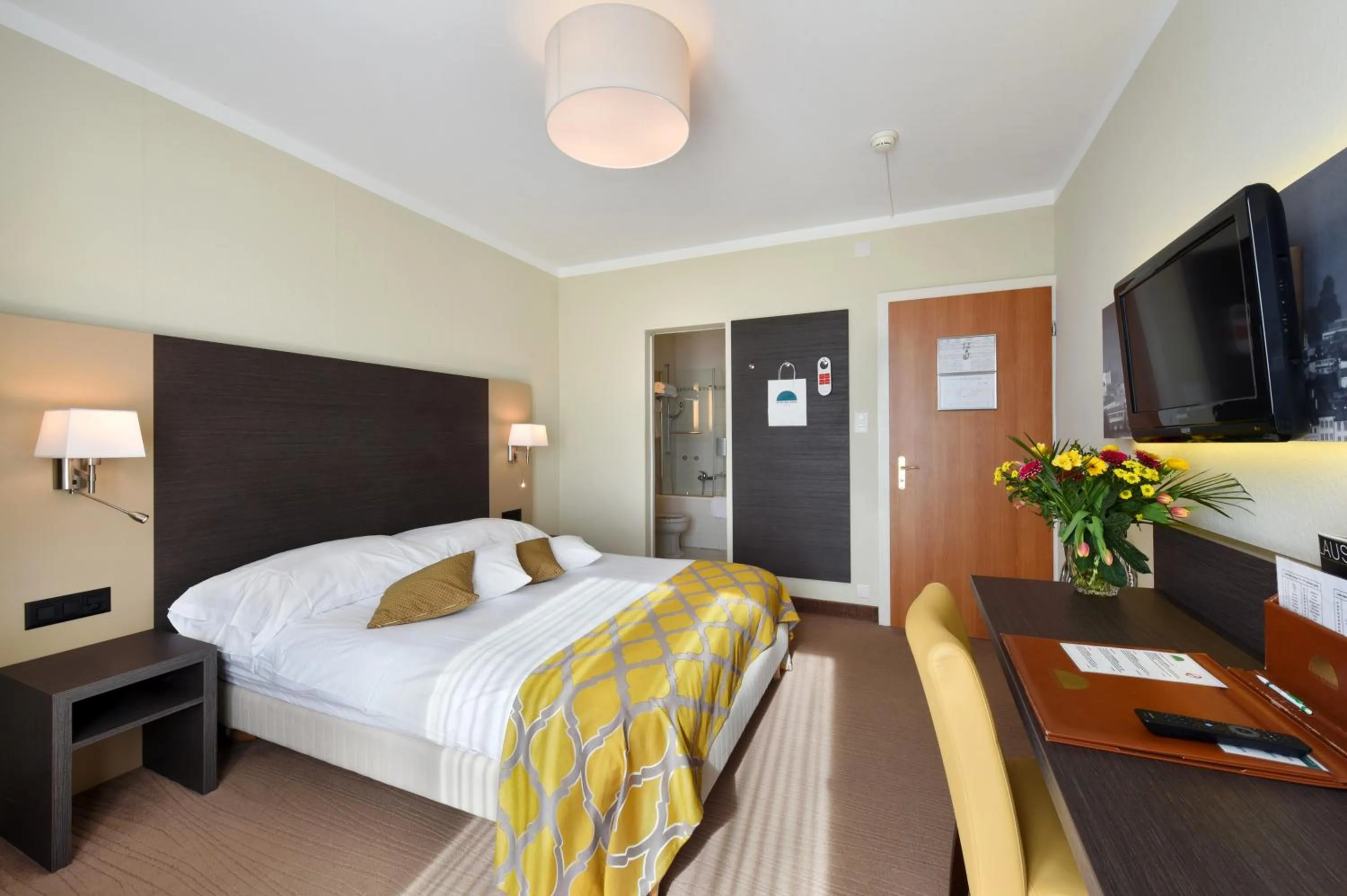 Photo of the whole room, Bed in Hôtel Bellerive