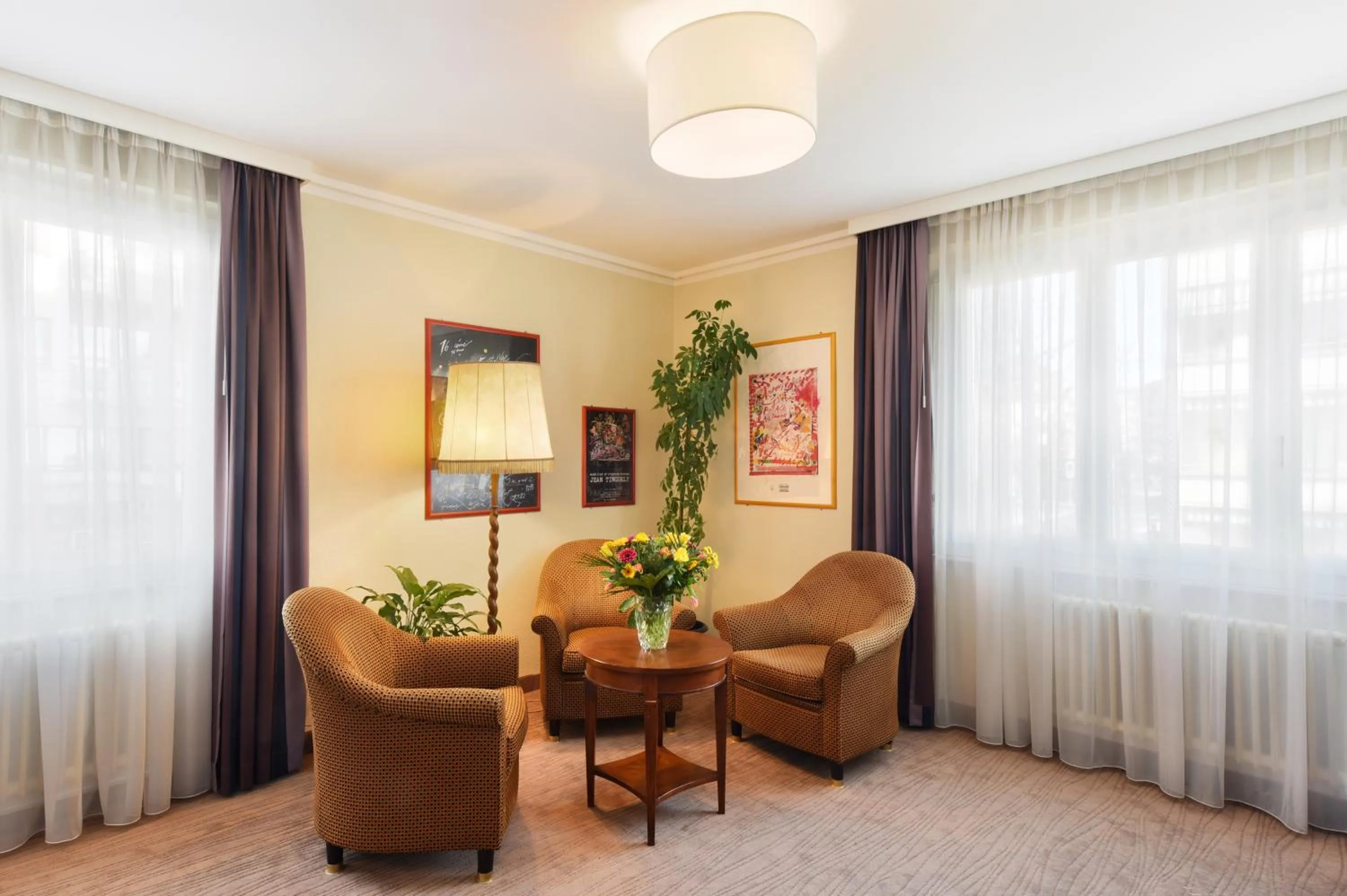 Communal lounge/ TV room in Hôtel Bellerive