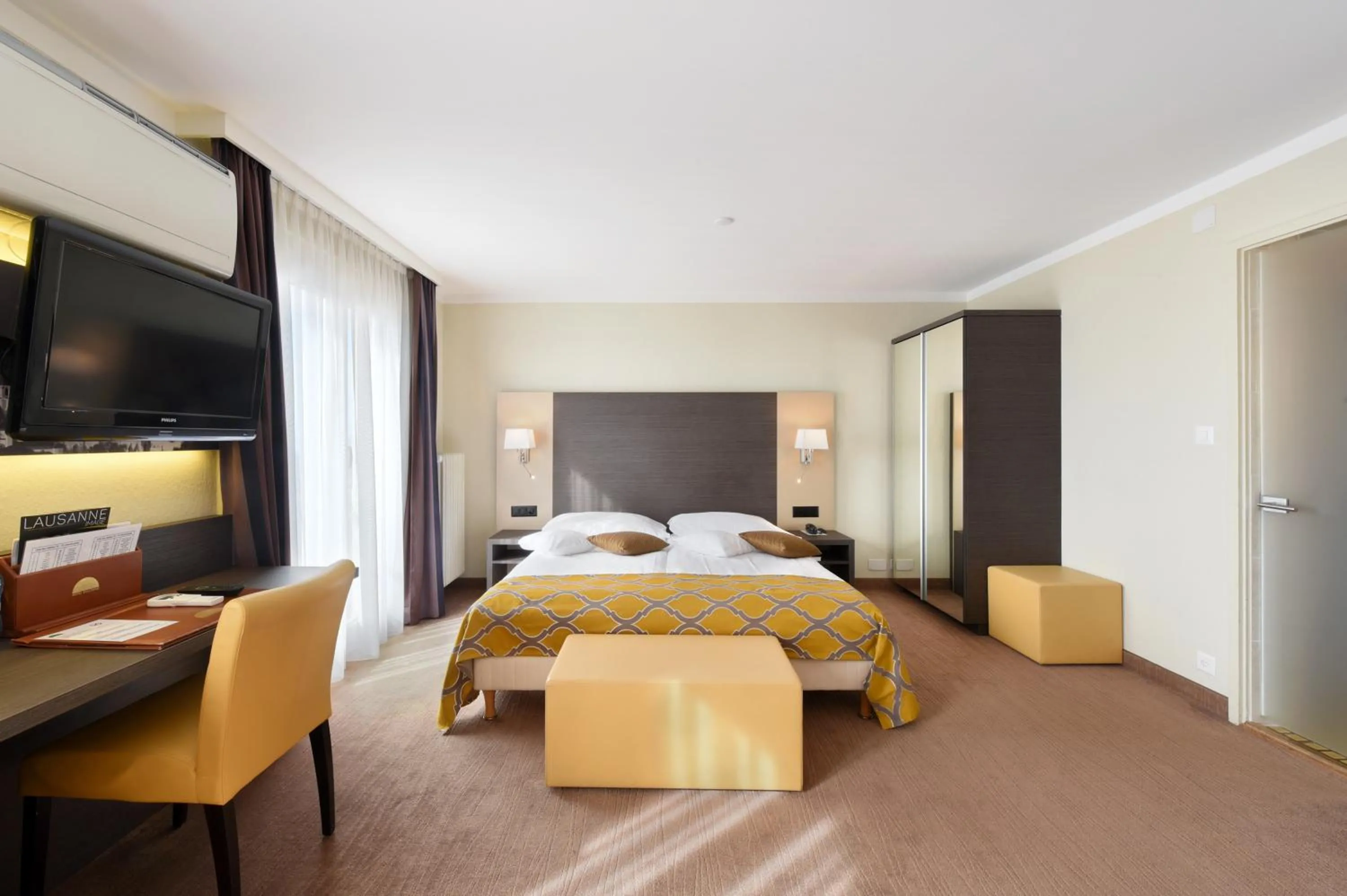 Photo of the whole room, Bed in Hôtel Bellerive