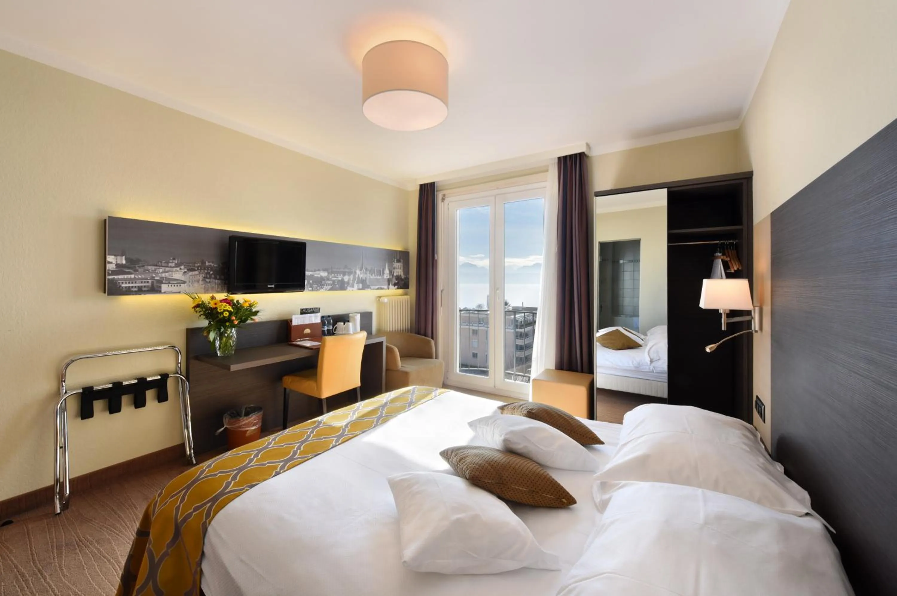 Photo of the whole room, Bed in Hôtel Bellerive