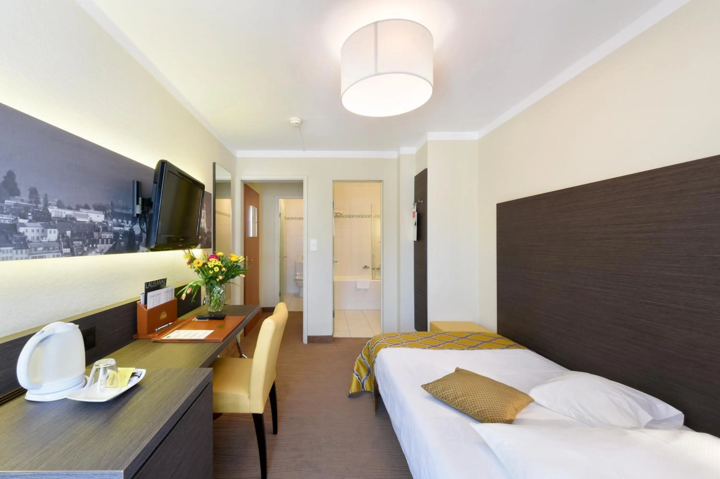 Photo of the whole room, Bed in Hôtel Bellerive