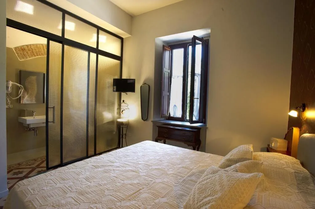 Photo of the whole room, Bed in Palazzo Scura