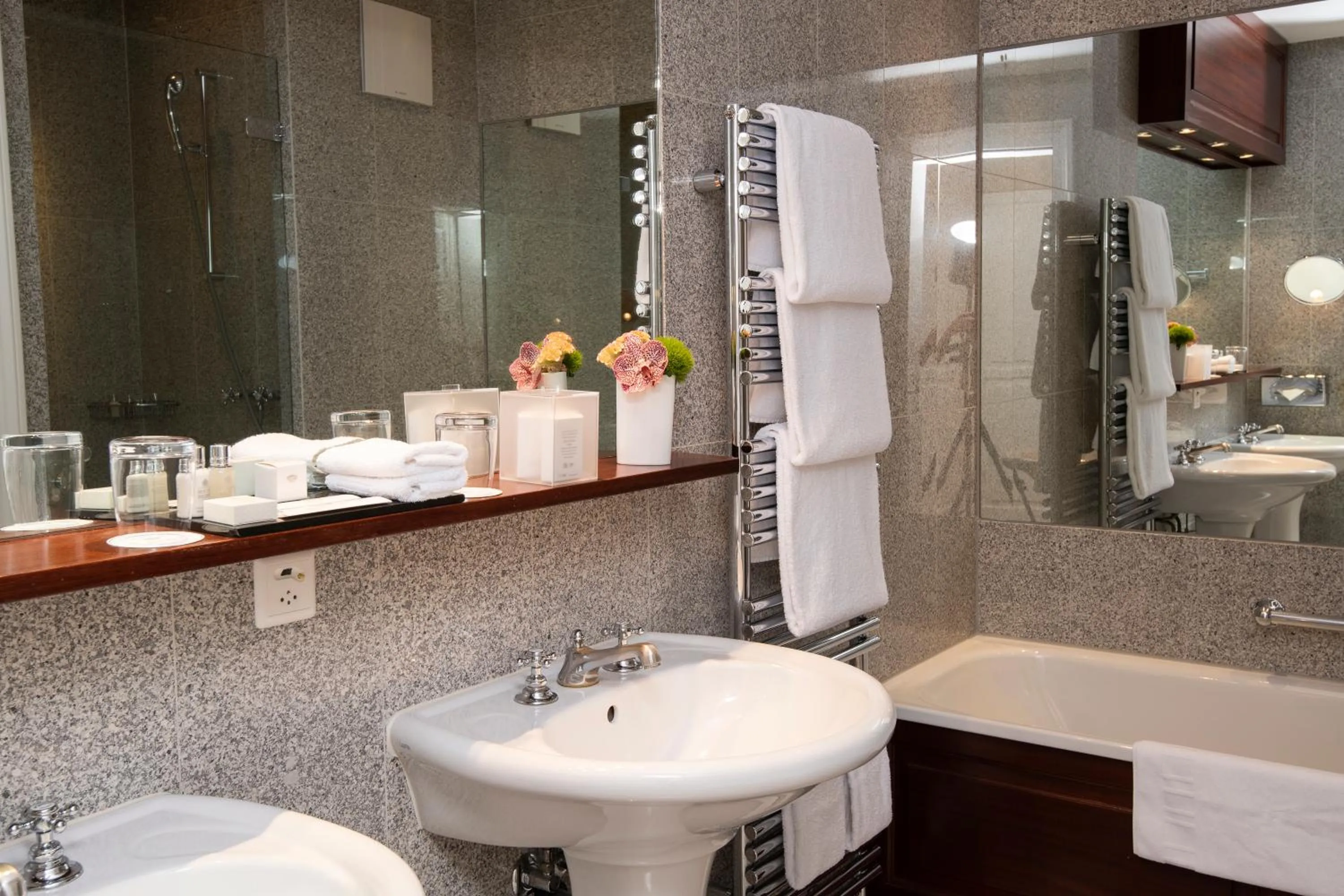 Shower in Hôtel Des Trois Couronnes & Spa - The Leading Hotels of the World