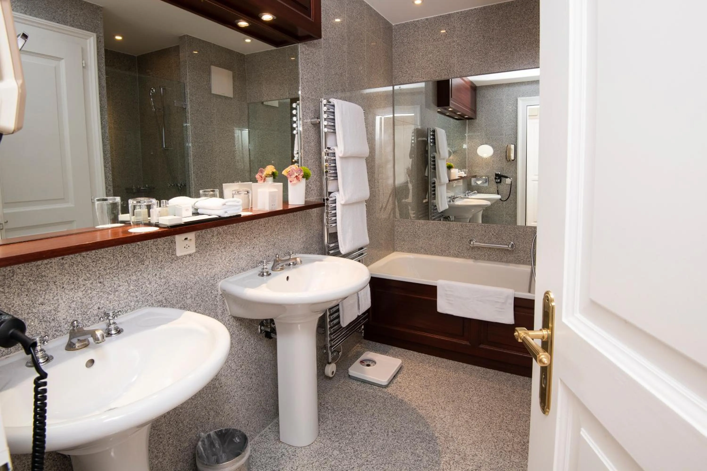 Shower in Hôtel Des Trois Couronnes & Spa - The Leading Hotels of the World