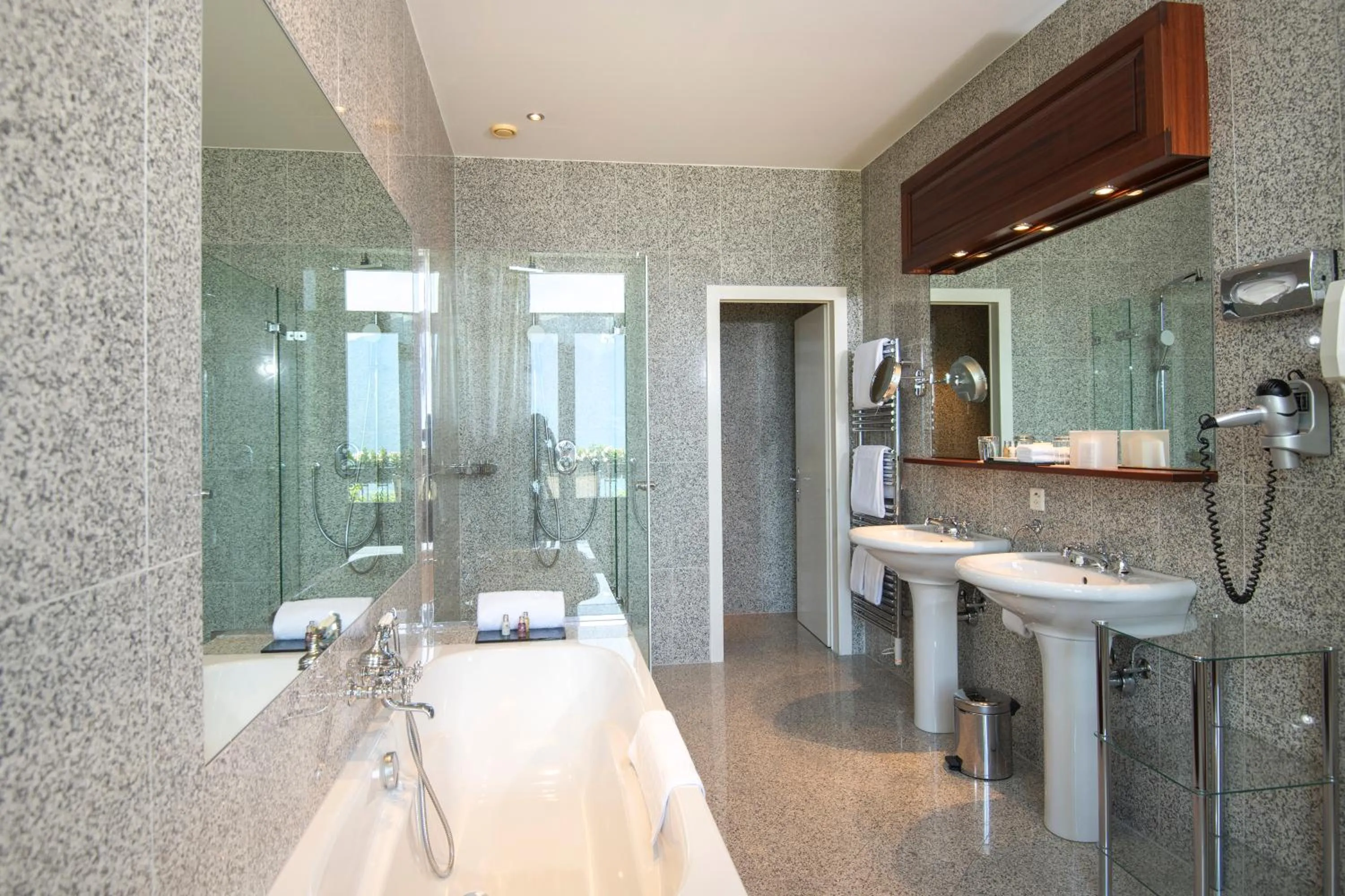 Shower in Hôtel Des Trois Couronnes & Spa - The Leading Hotels of the World