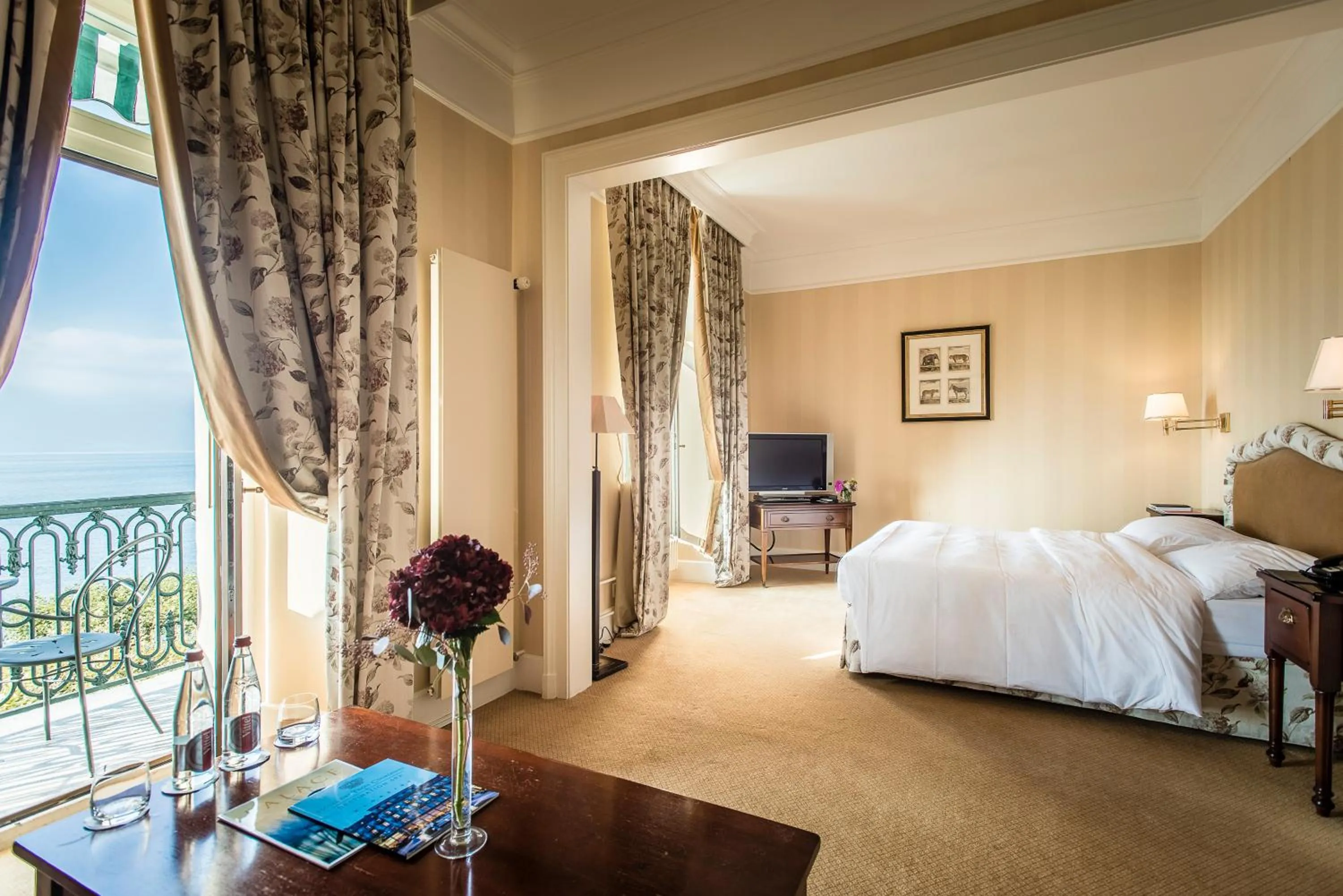 Bedroom, Bed in Hôtel Des Trois Couronnes & Spa - The Leading Hotels of the World