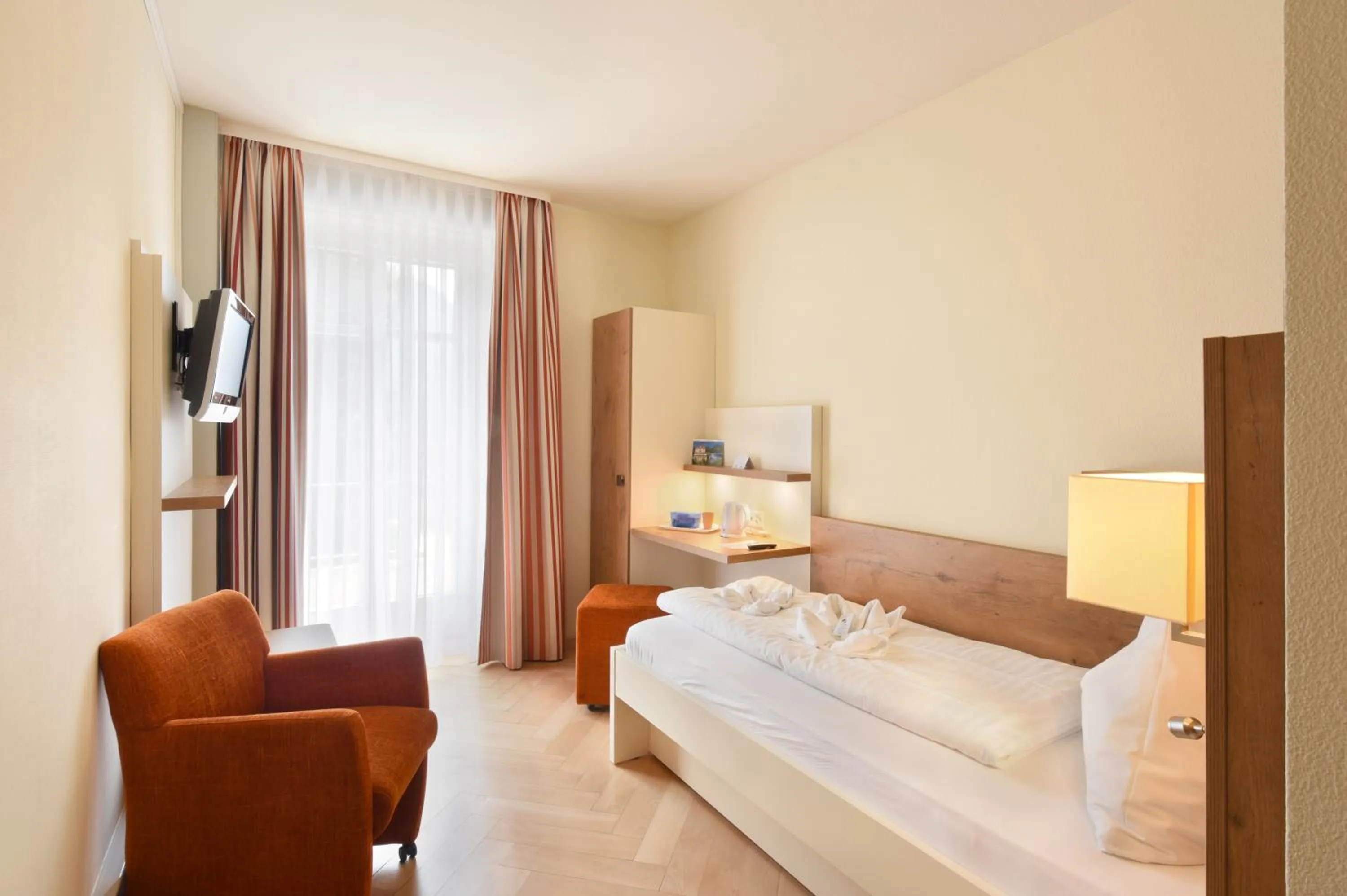 Bedroom, Bed in Waldhotel Unspunnen