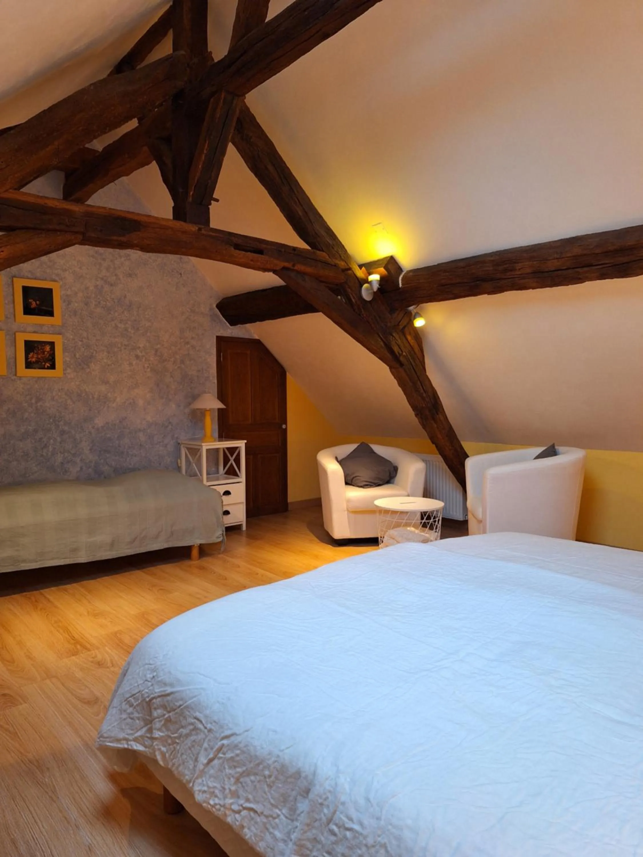 Bedroom, Bed in Traînefeuilles - Chambres d'hôtes proche Zoo de Beauval