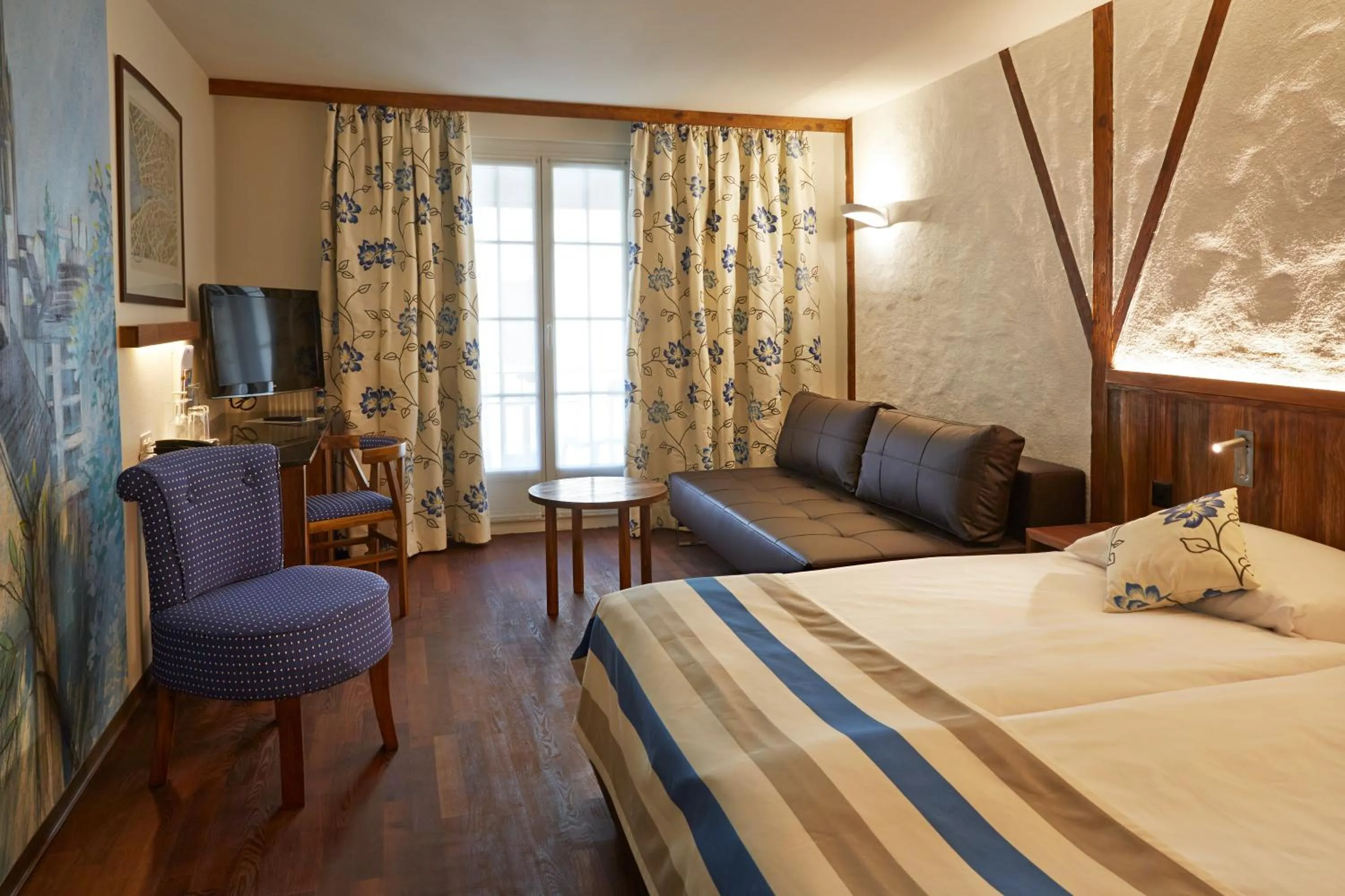 Photo of the whole room, Bed in Hotel Adler Zürich