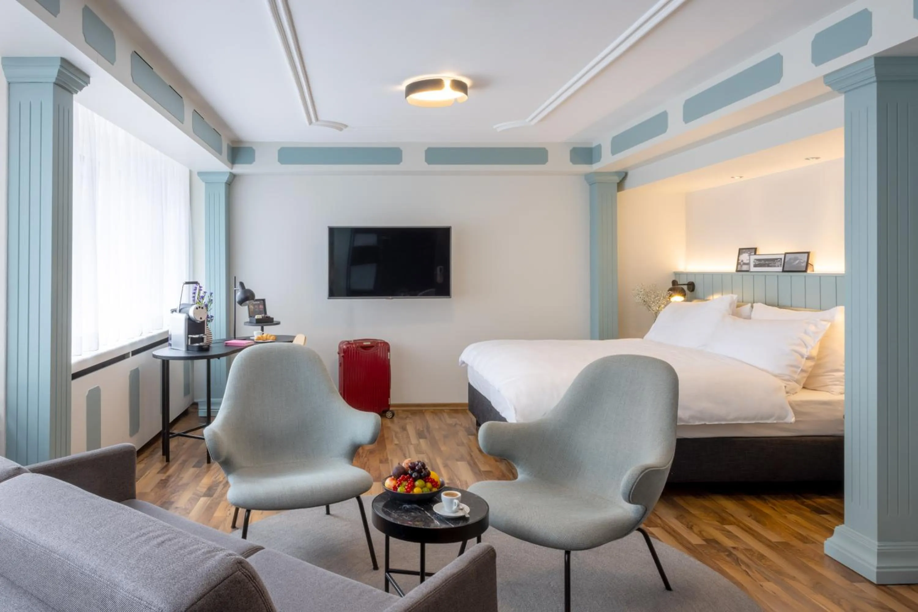 Seating area, Bed in Hotel Luzernerhof