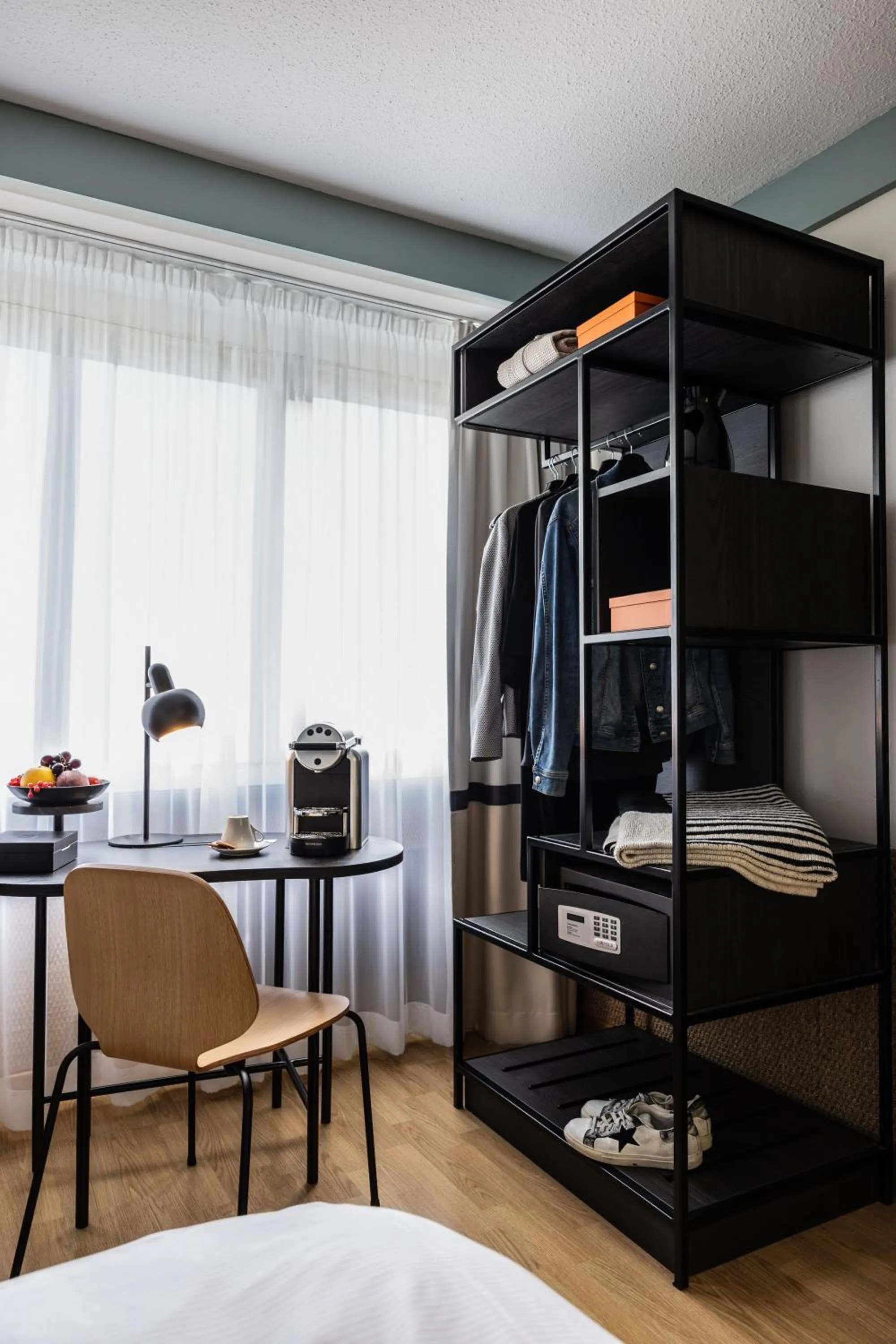 Coffee/tea facilities, Bed in Hotel Luzernerhof