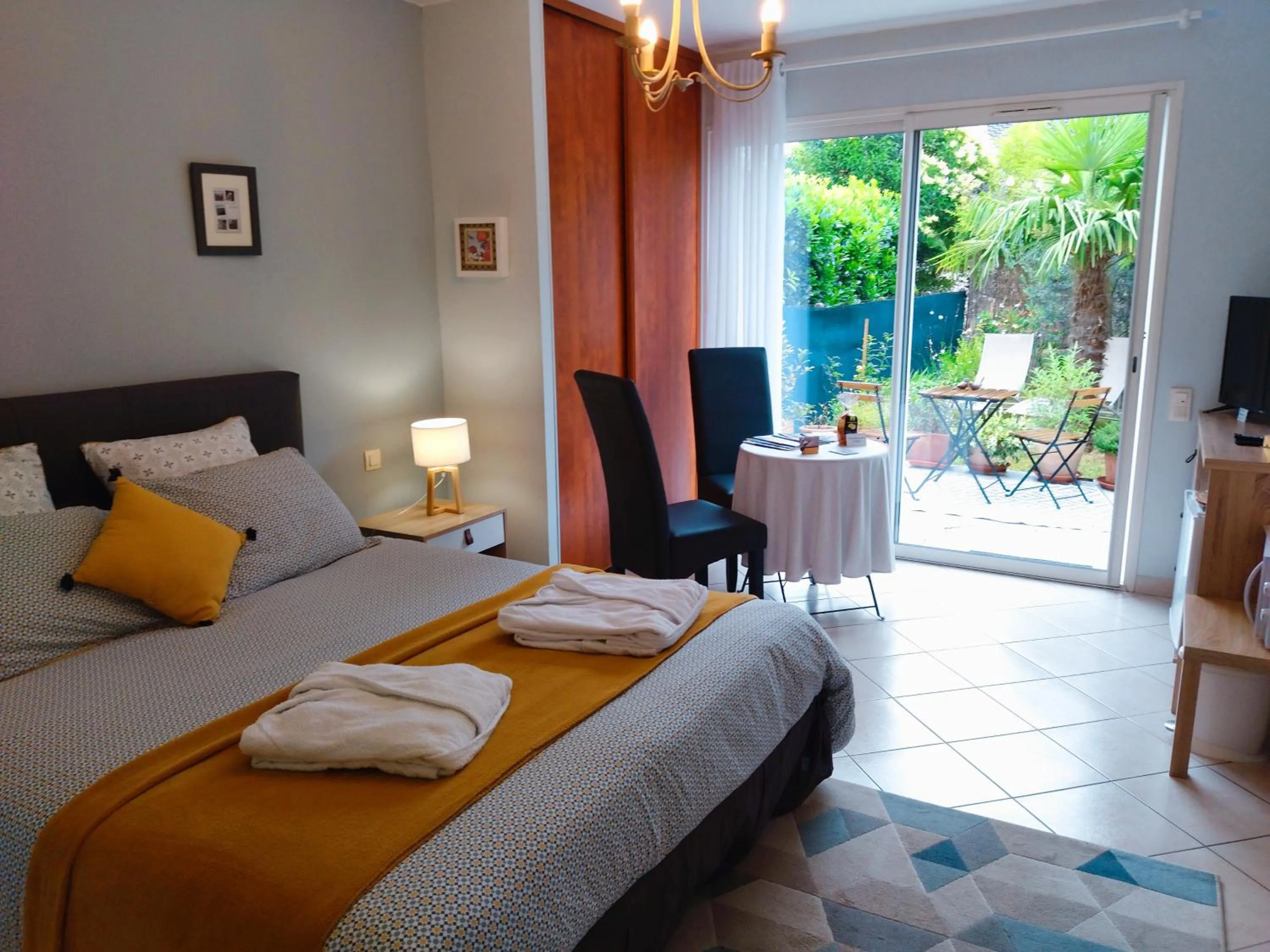 Bedroom, Bed in Fleurs de Cosmos