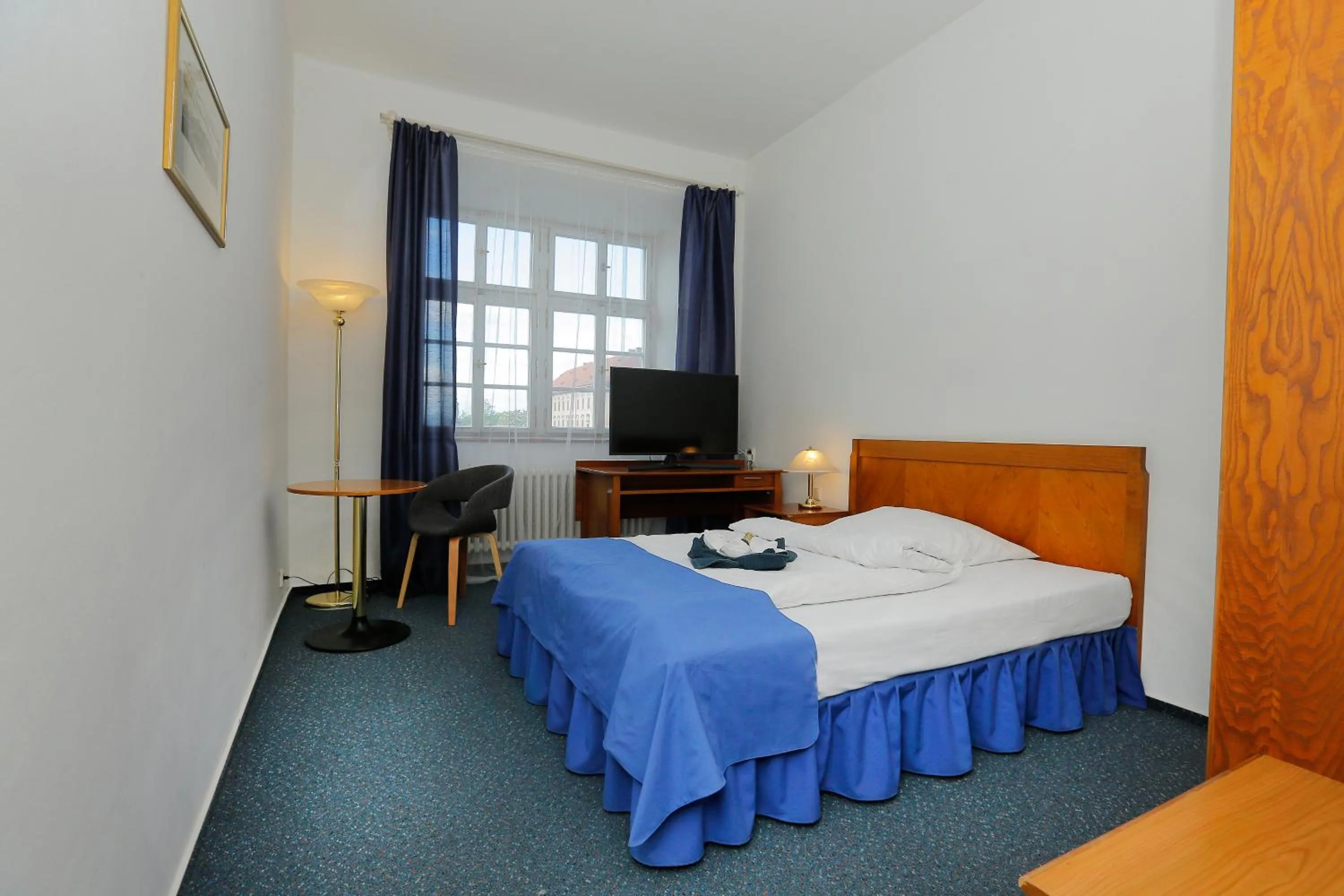 Communal lounge/ TV room, Bed in Hotel Magnolia