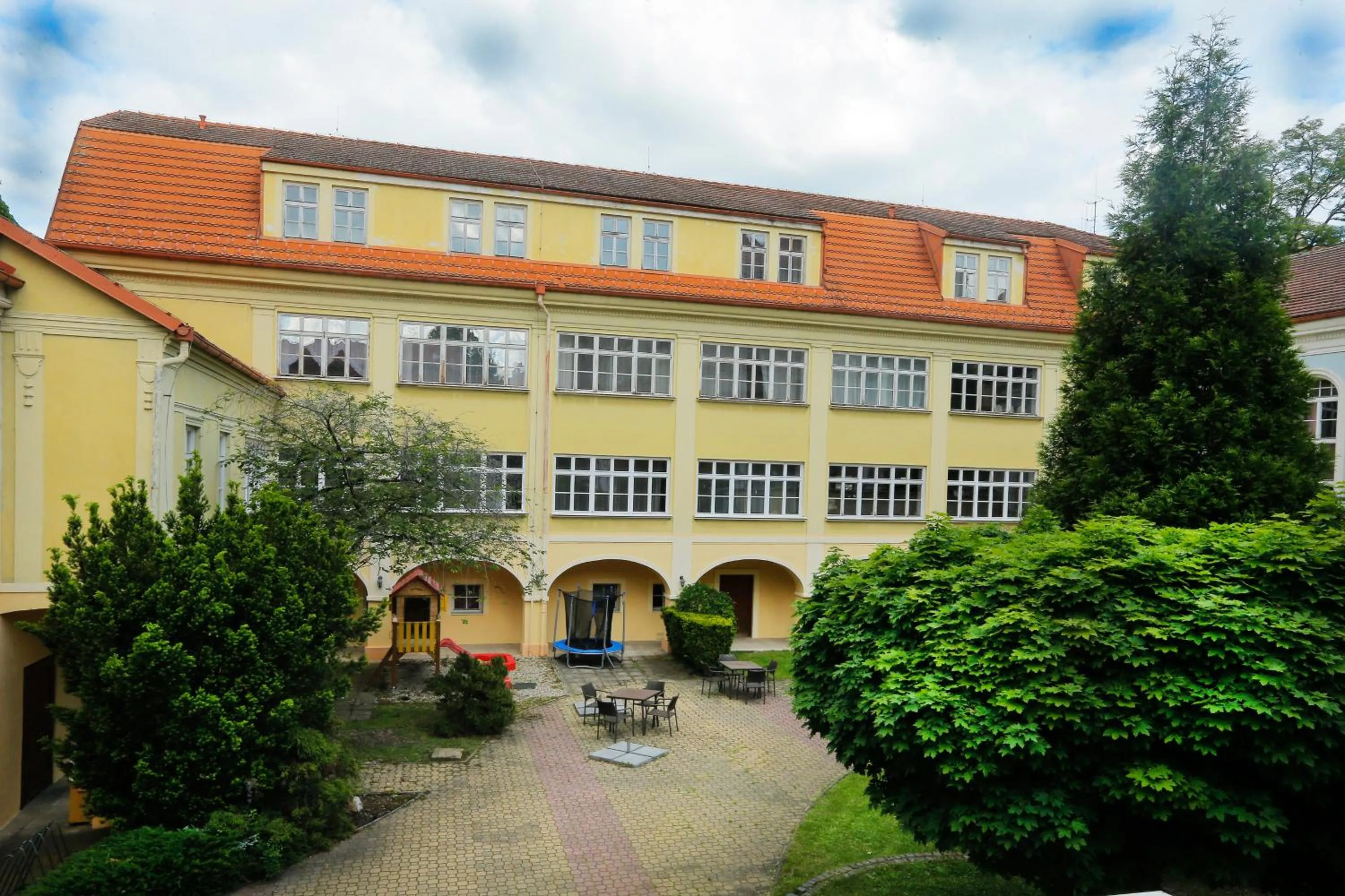 Property building in Hotel Magnolia