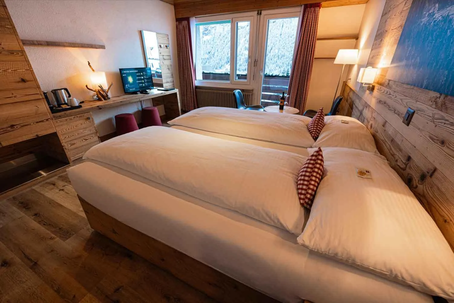 TV and multimedia, Bed in Hotel Bernerhof Grindelwald