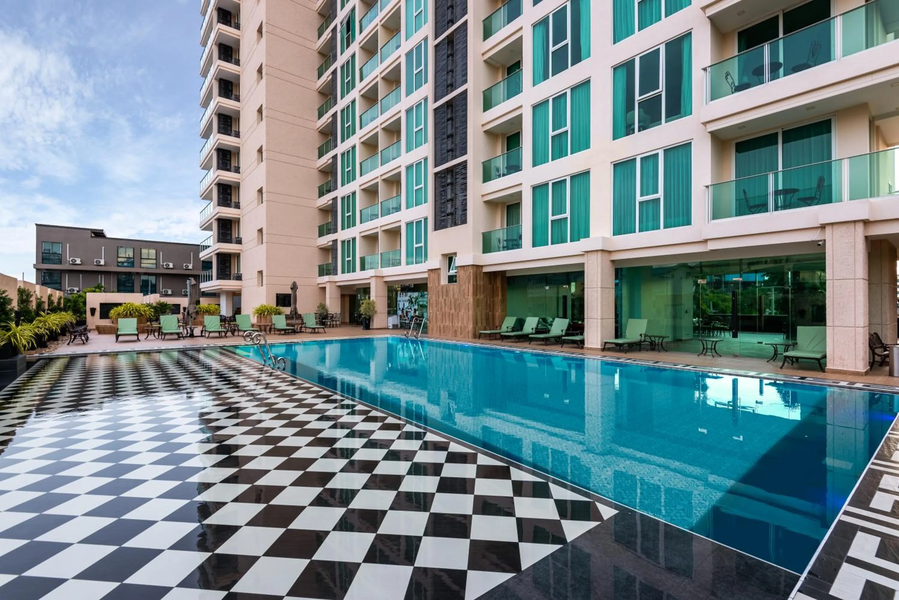 Property building in Rare Panoramic Sea, City & Mountain Views - XXL Balcony - 1Gbps Blazing Fast Free WIFI - Pool - Gym - Pool Table - Steam - Sauna - Bar