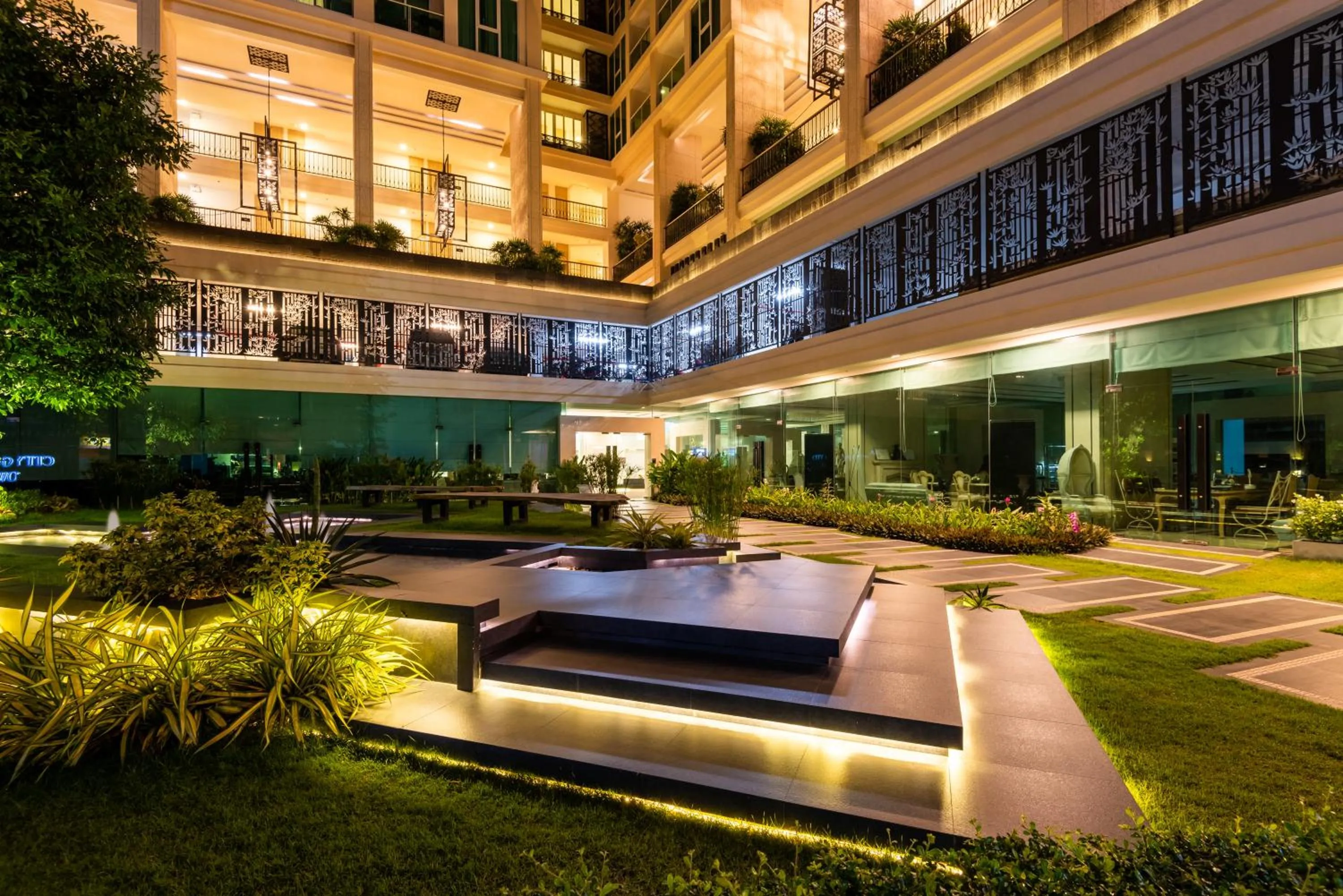 Patio in Rare Panoramic Sea, City & Mountain Views - XXL Balcony - 1Gbps Blazing Fast Free WIFI - Pool - Gym - Pool Table - Steam - Sauna - Bar