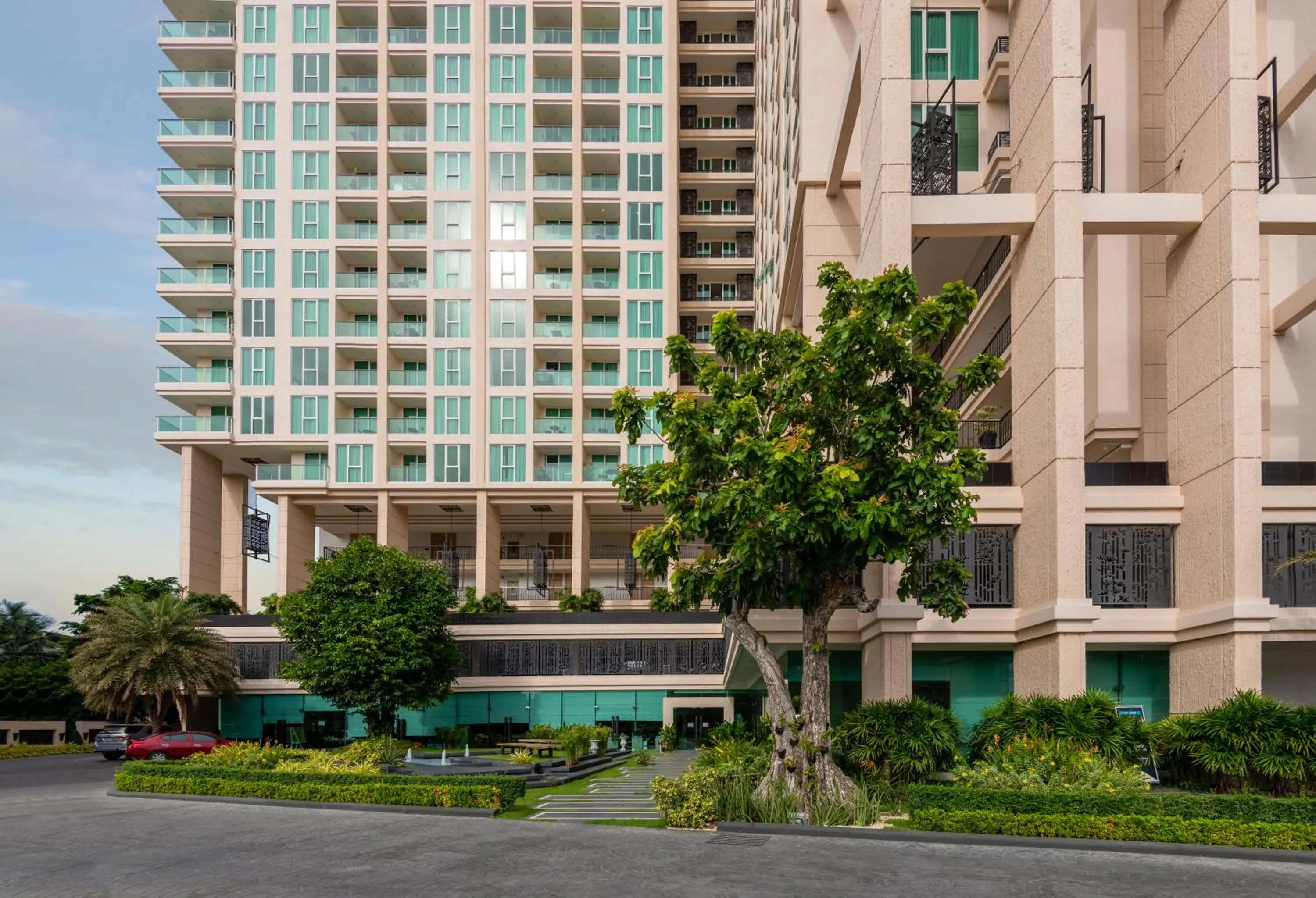 Property building in Rare Panoramic Sea, City & Mountain Views - XXL Balcony - 1Gbps Blazing Fast Free WIFI - Pool - Gym - Pool Table - Steam - Sauna - Bar