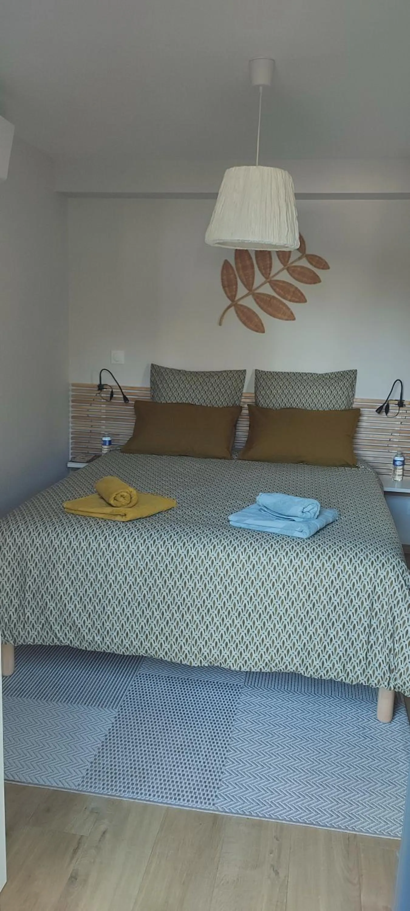 Bed in Du Côté de Chez Paule, chambre avec entrée indépendante et salle d'eau privative