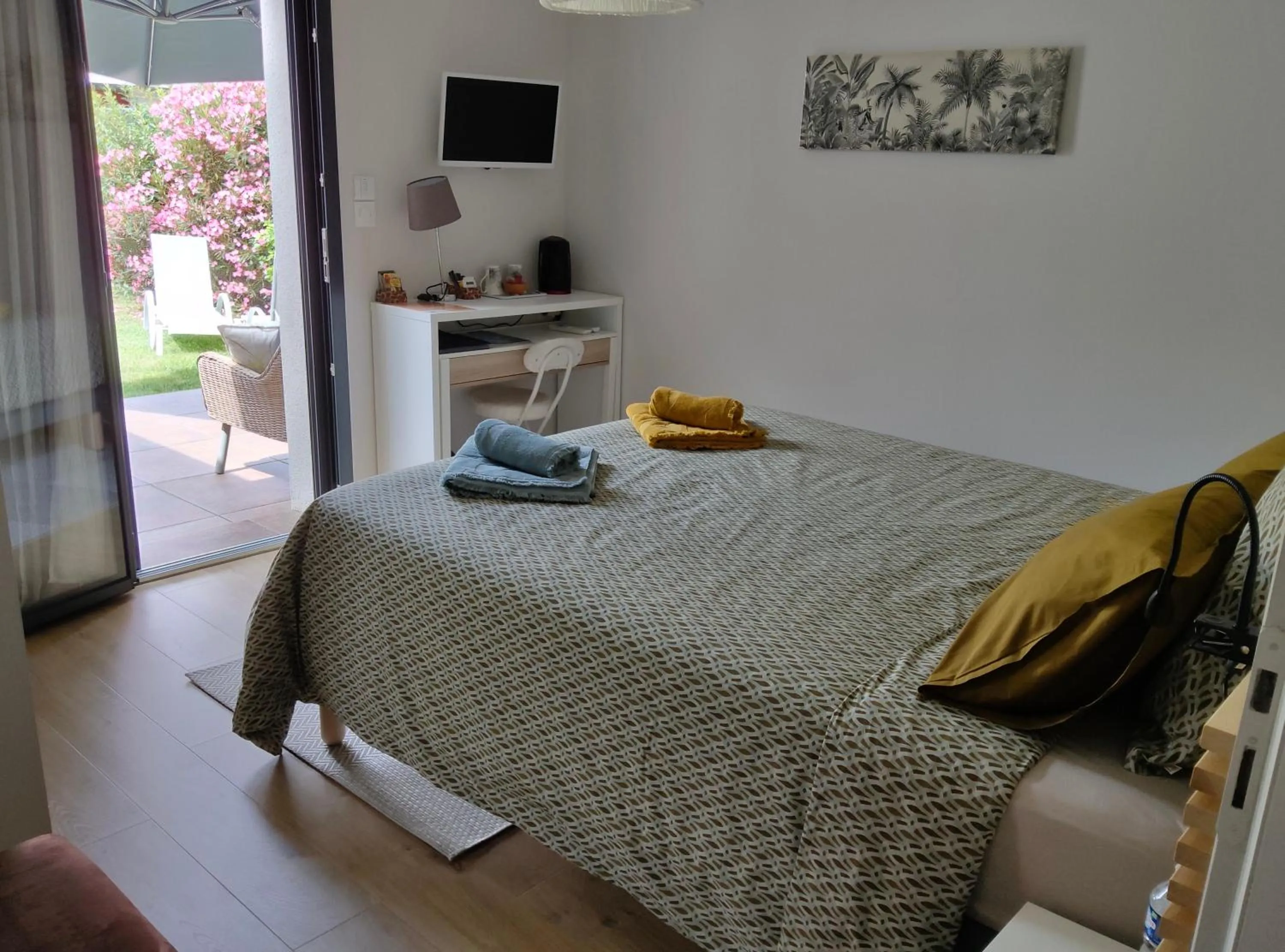 Bed in Du Côté de Chez Paule, chambre avec entrée indépendante et salle d'eau privative